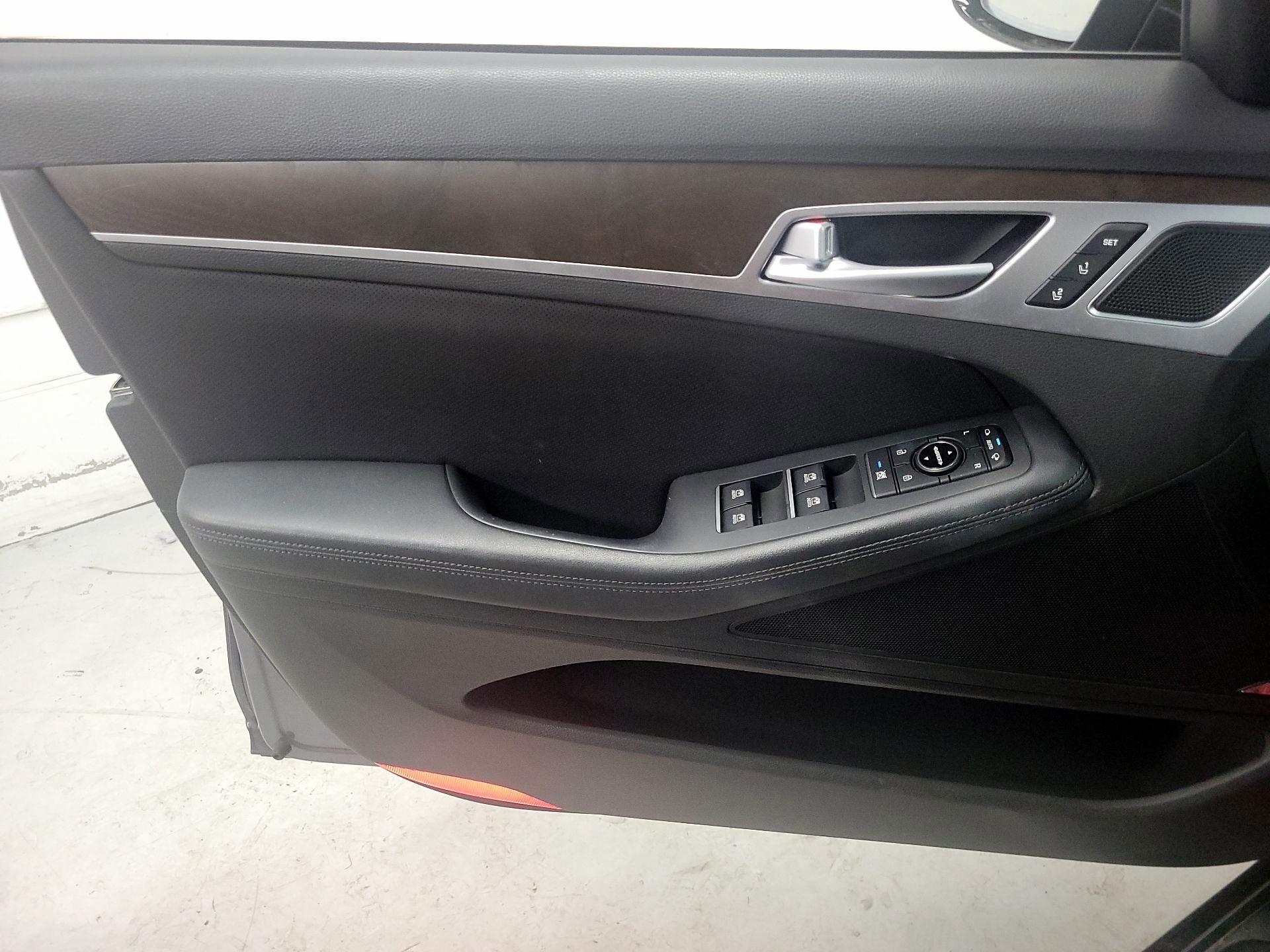 Thumbnail: 2015 Hyundai Genesis - 12