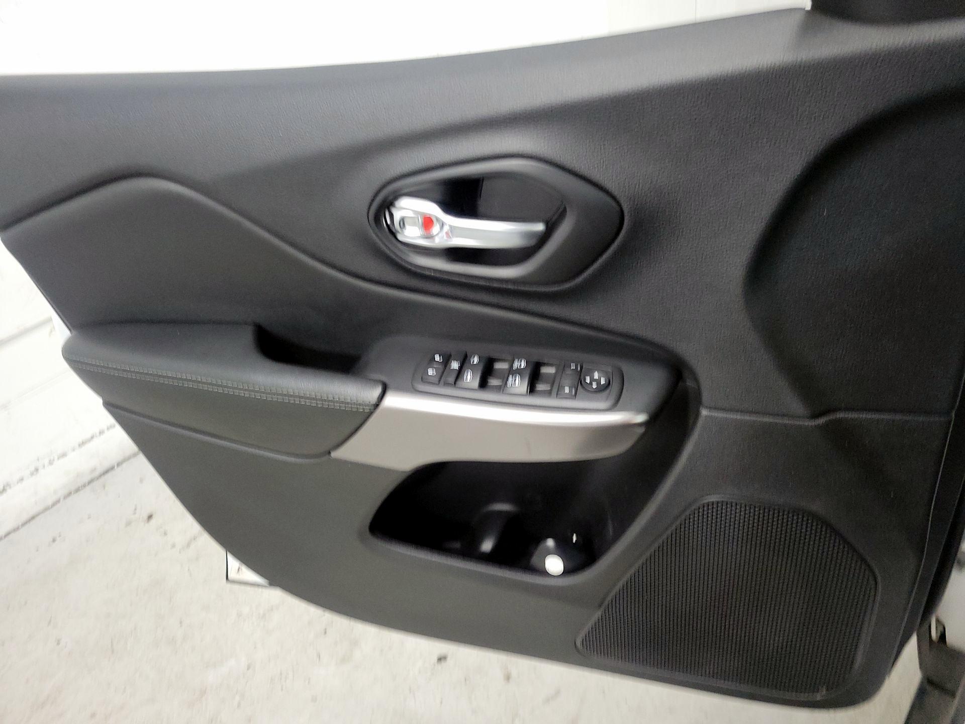 Thumbnail: 2021 Jeep Cherokee - 12