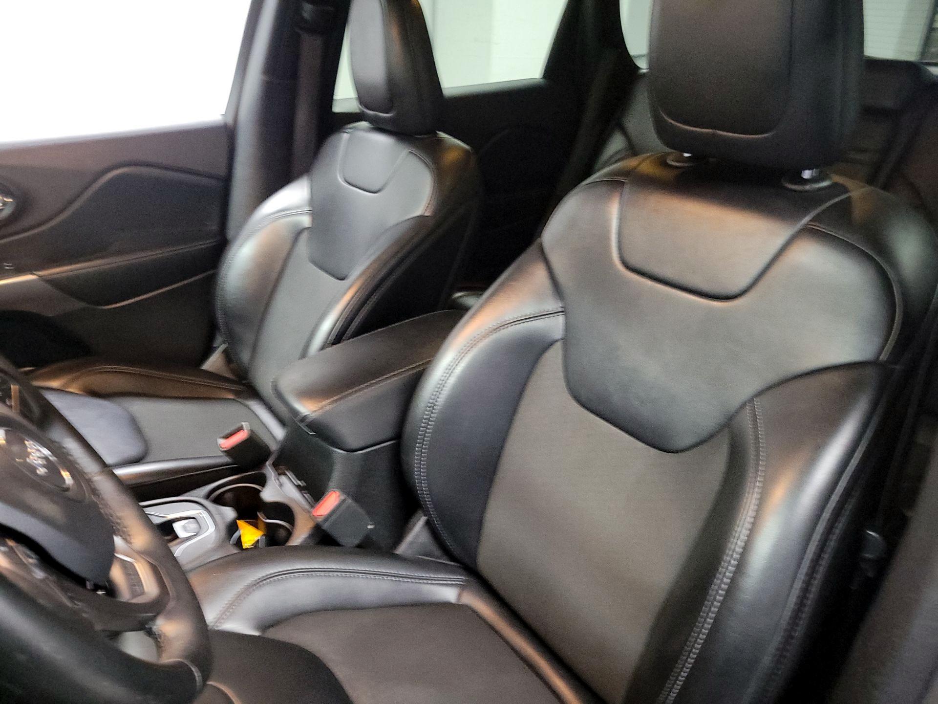 Thumbnail: 2019 Jeep Cherokee - 11