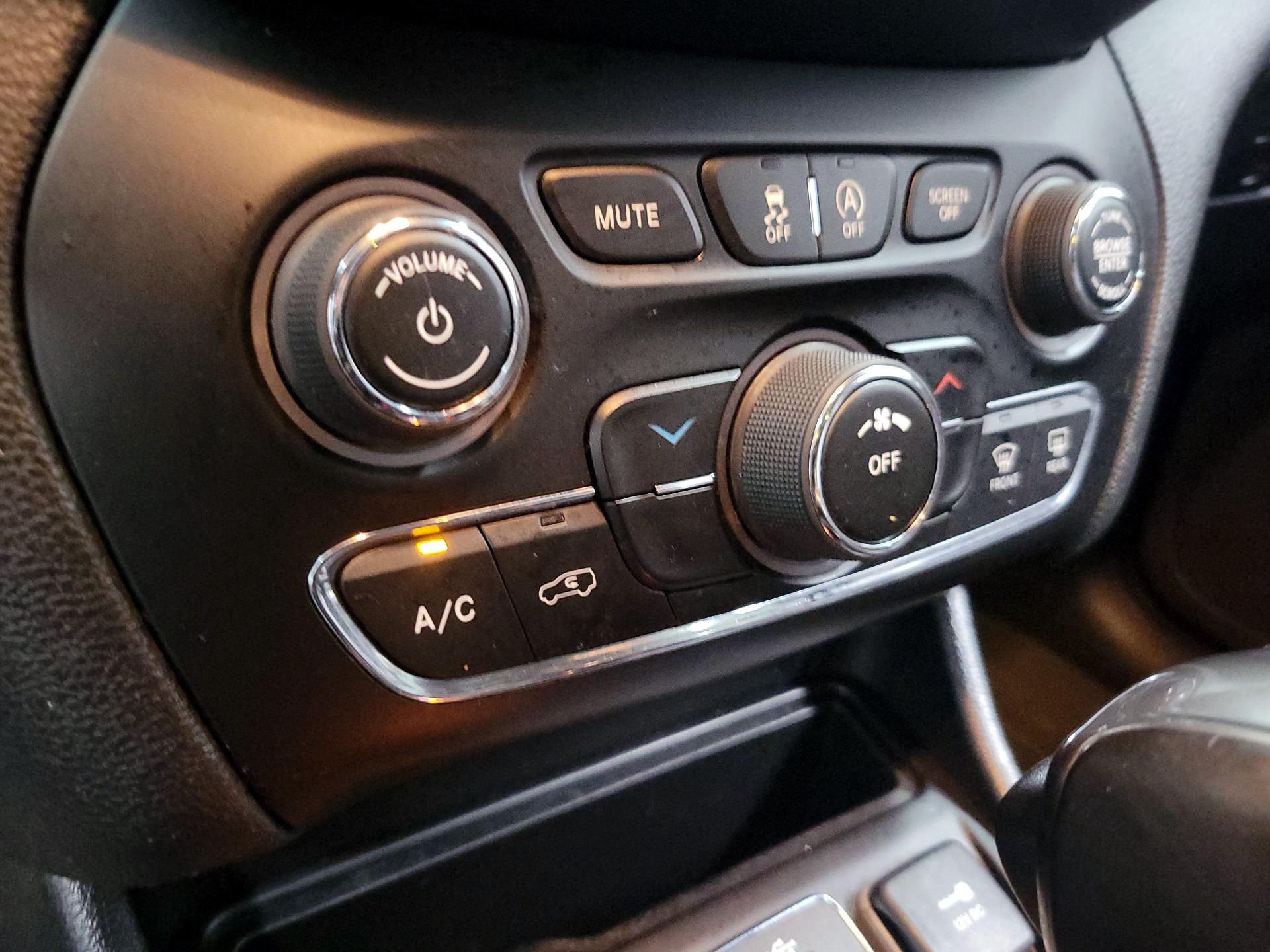 Thumbnail: 2019 Jeep Cherokee - 16