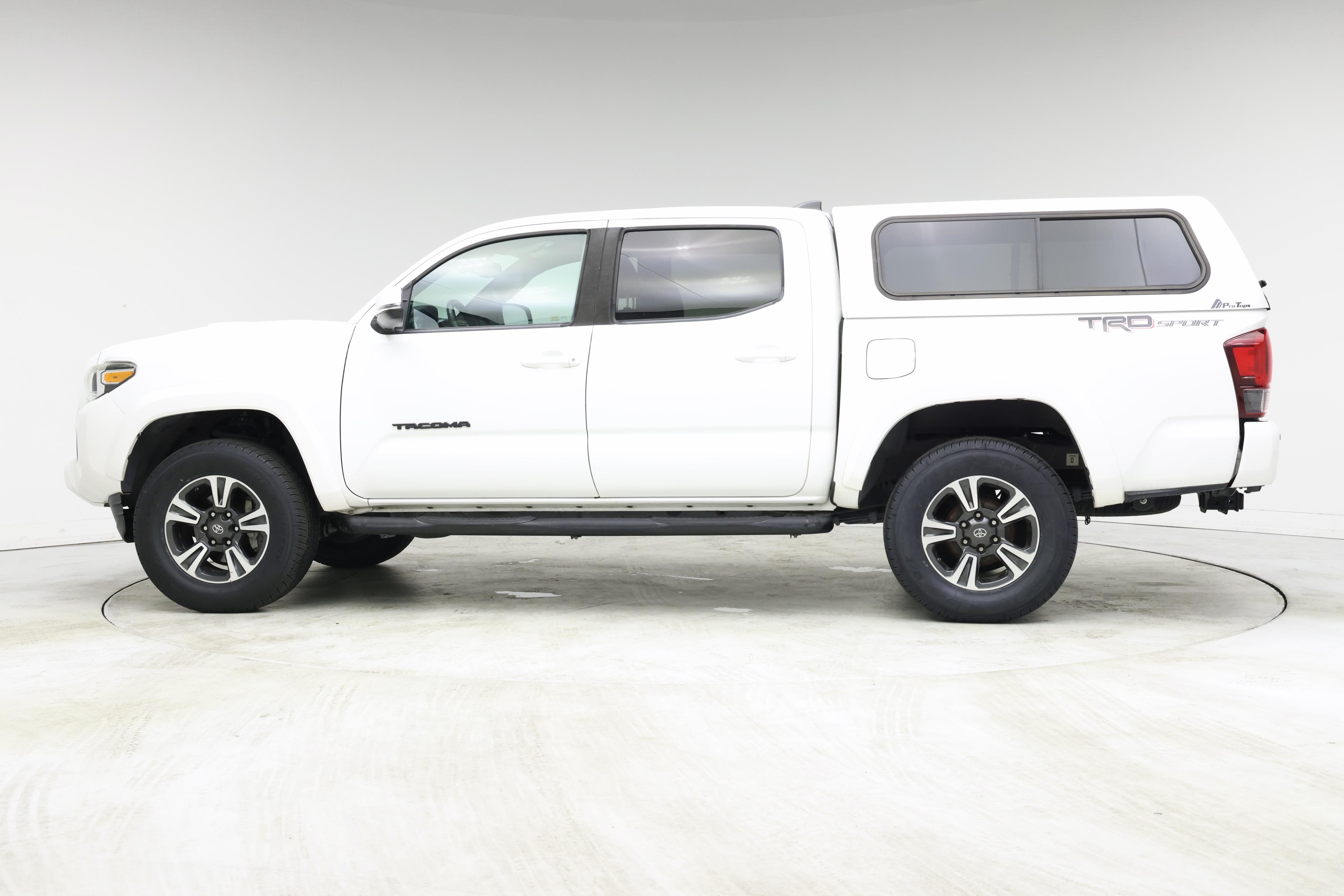 Thumbnail: 2019 Toyota Tacoma - 3