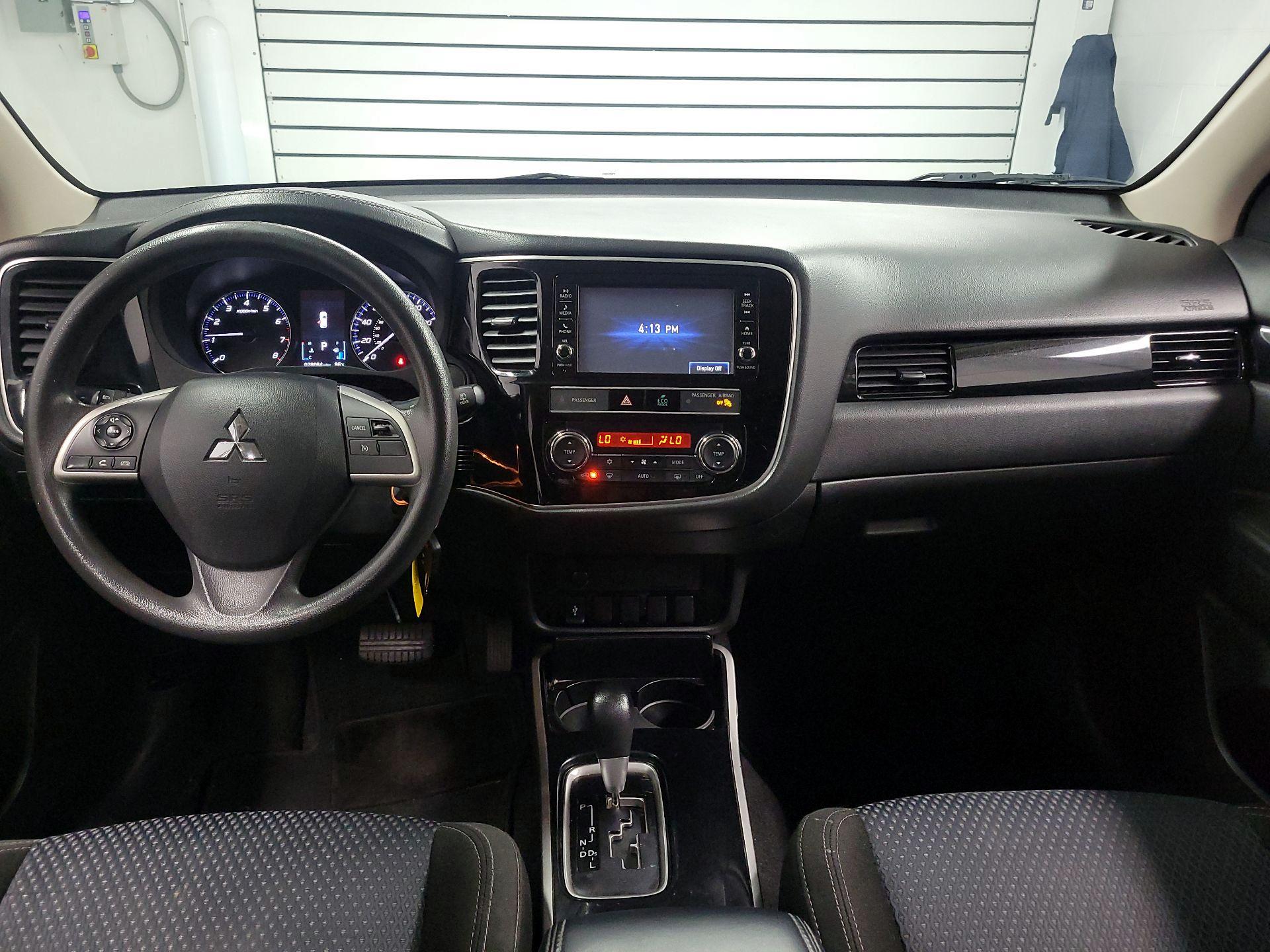 Thumbnail: 2019 Mitsubishi Outlander - 9