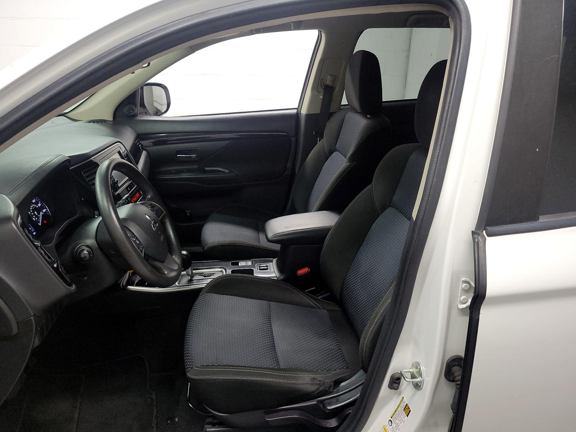 Thumbnail: 2019 Mitsubishi Outlander - 11