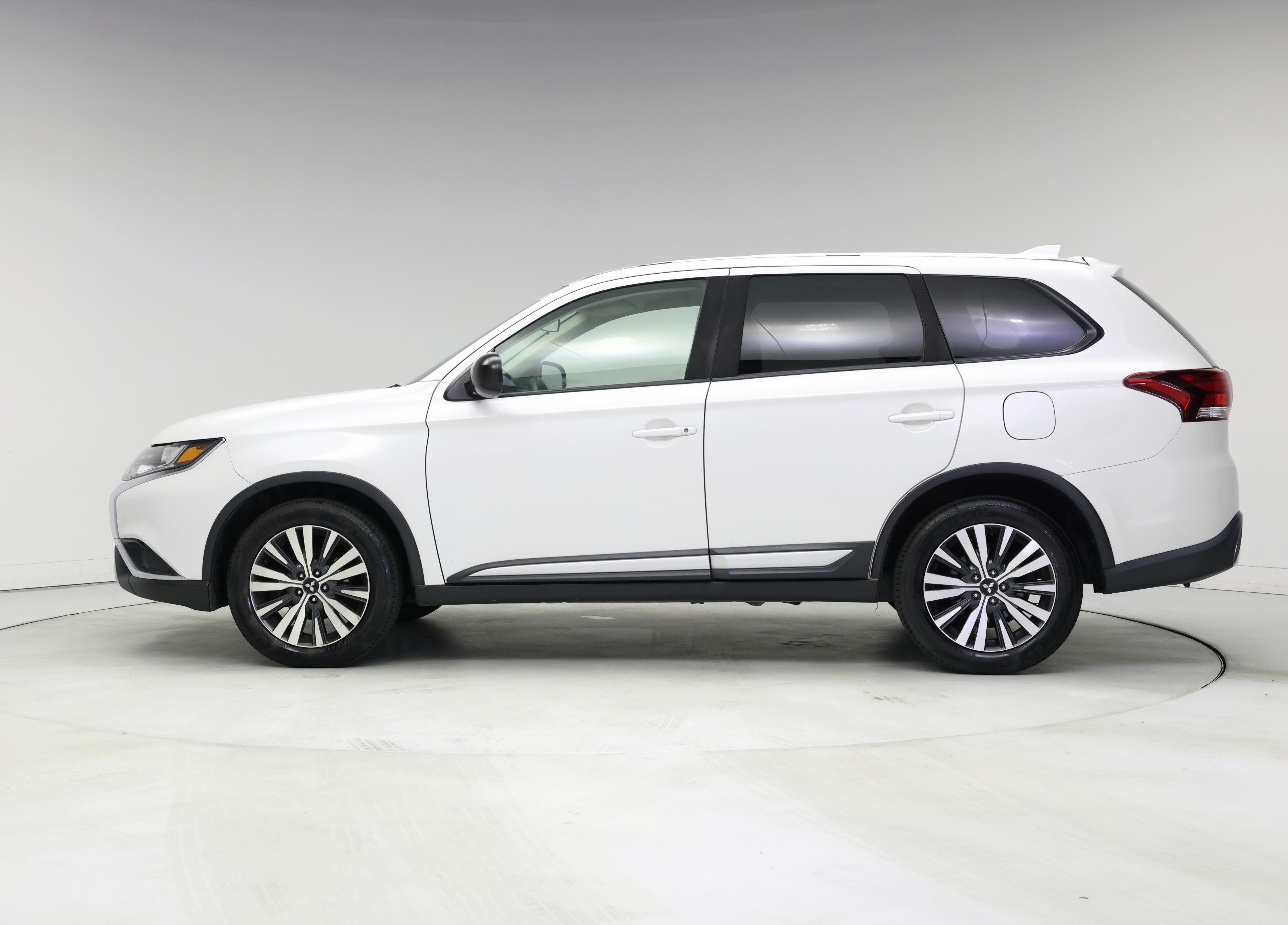 Thumbnail: 2019 Mitsubishi Outlander - 3