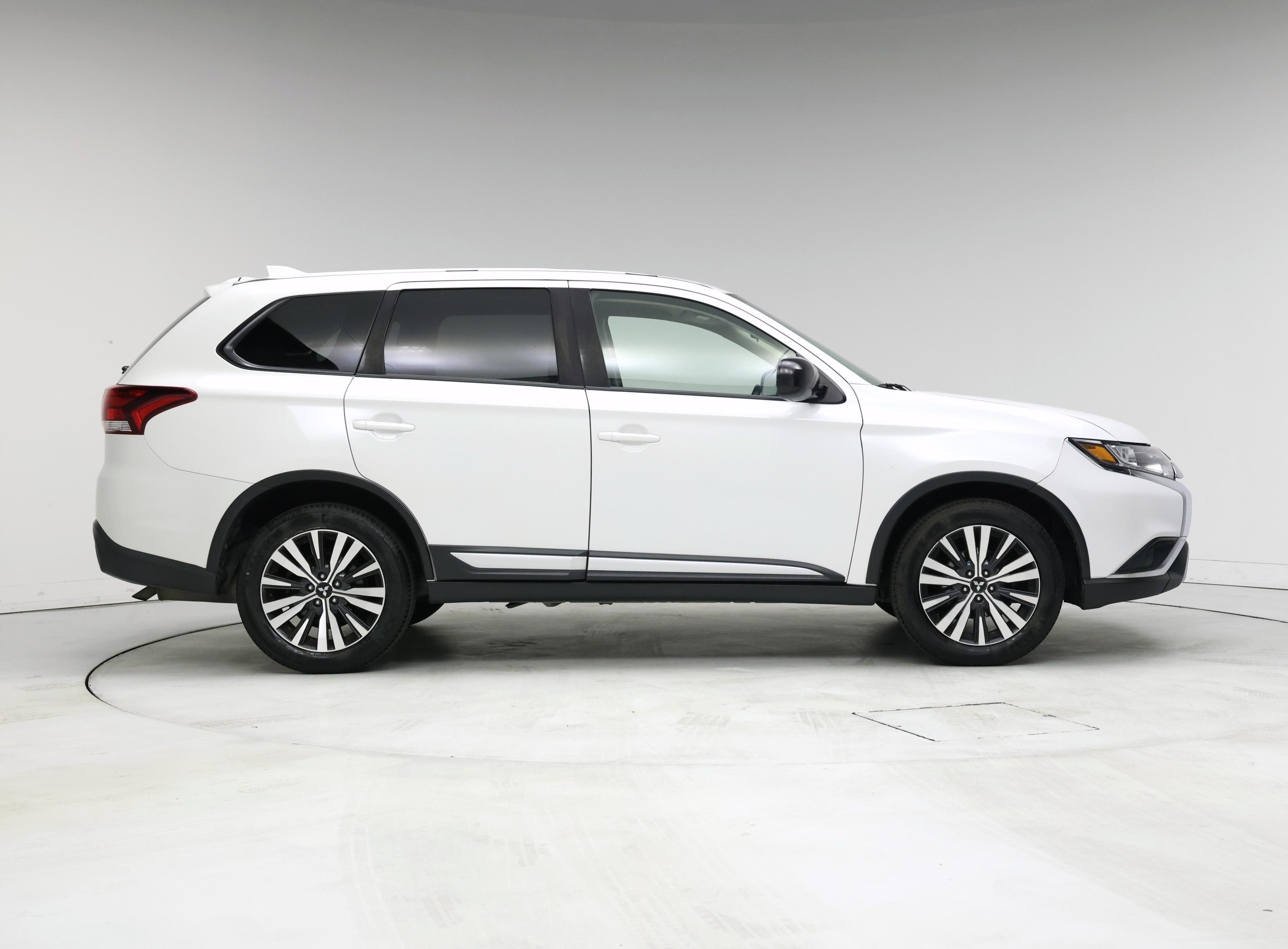 Thumbnail: 2019 Mitsubishi Outlander - 7