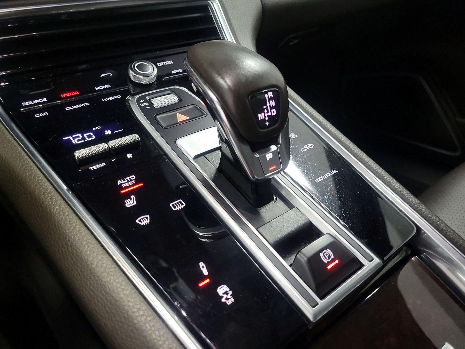 Thumbnail: 2018 Porsche Panamera - 17