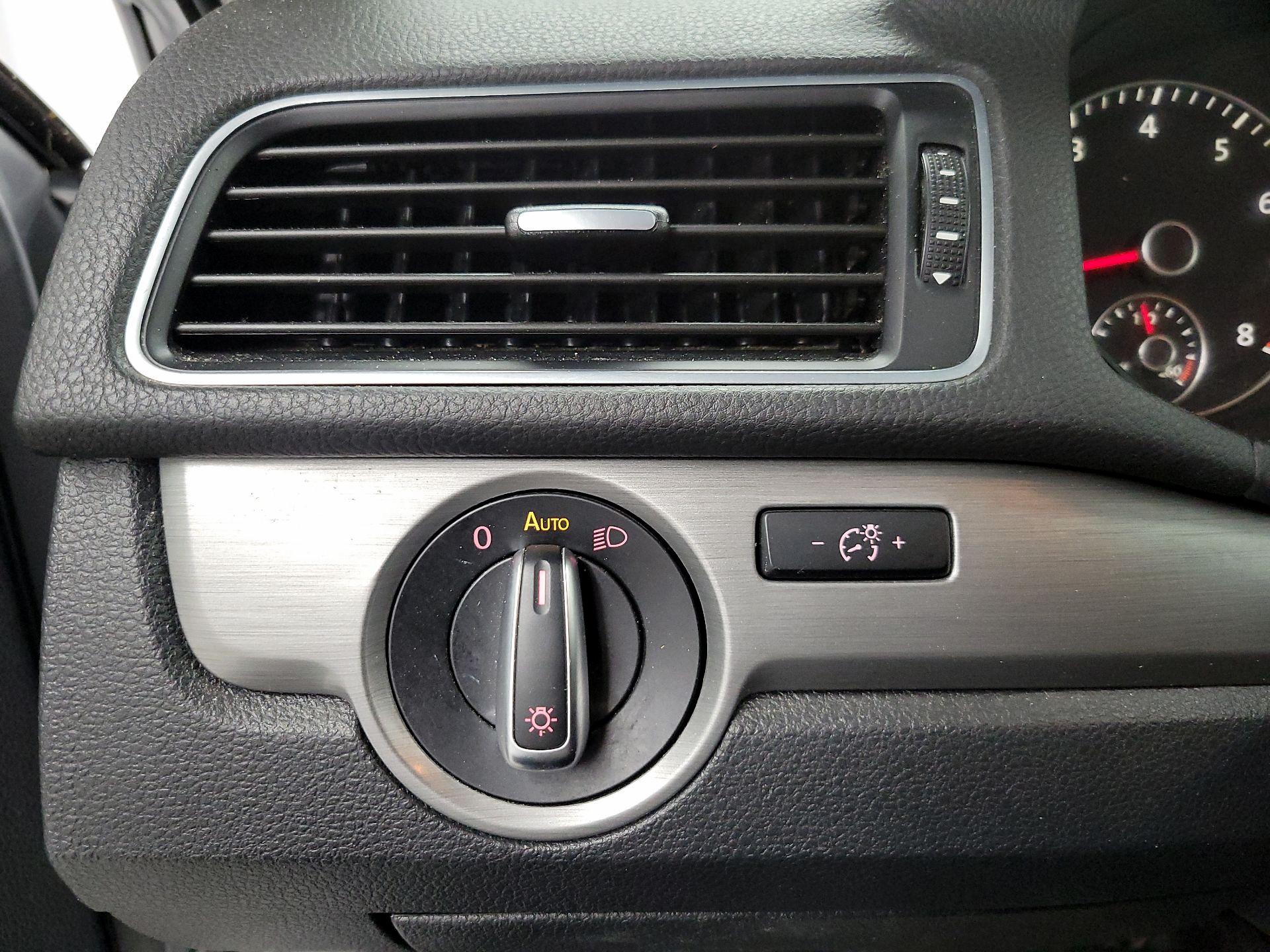Thumbnail: 2015 Volkswagen Passat - 13
