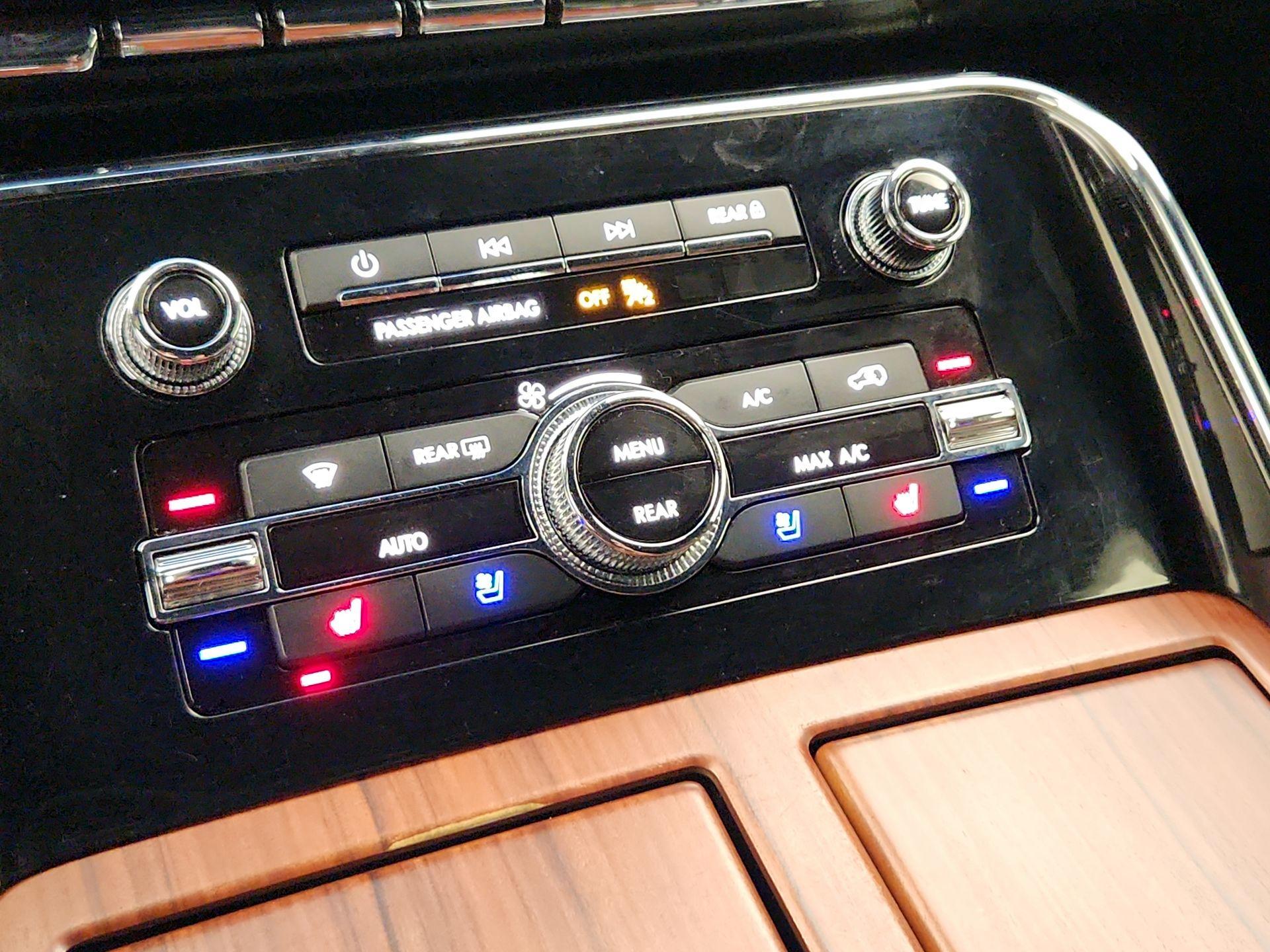 Thumbnail: 2019 Lincoln Navigator - 17