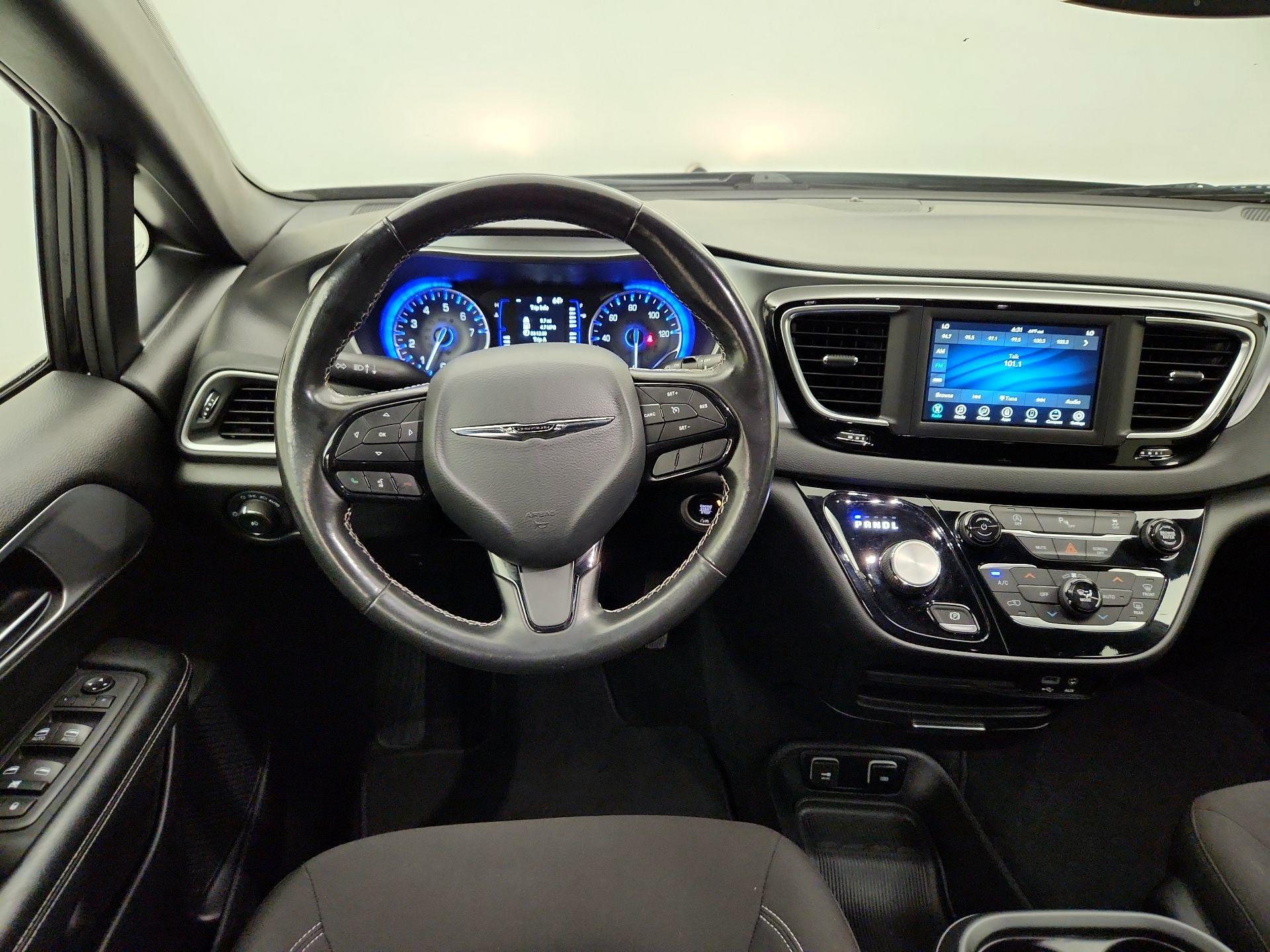 Thumbnail: 2020 Chrysler Pacifica - 10