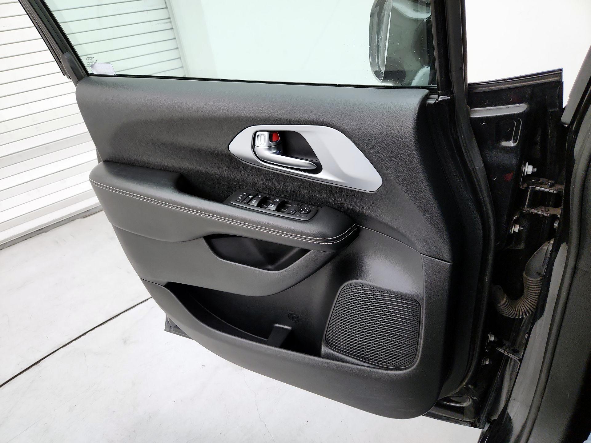 Thumbnail: 2020 Chrysler Pacifica - 12