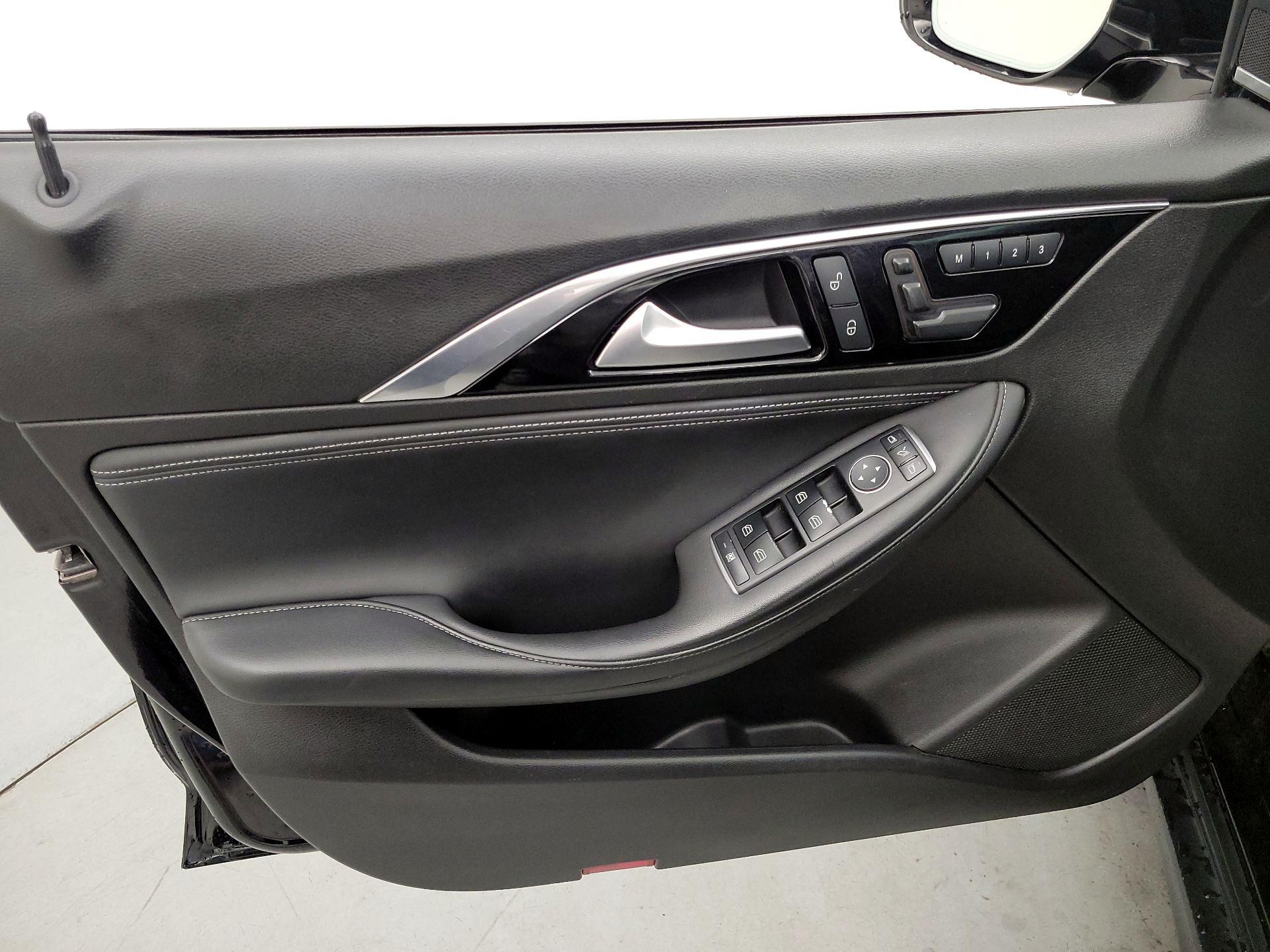 Thumbnail: 2017 INFINITI QX30 - 12