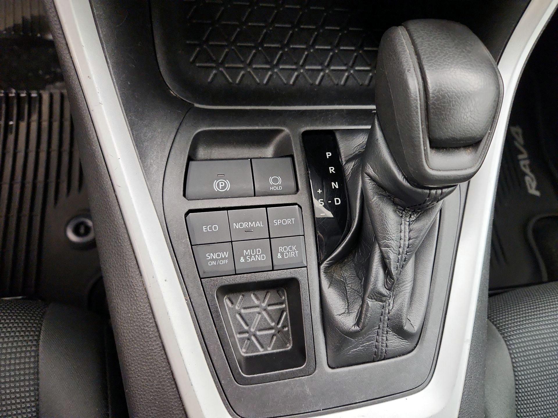 Thumbnail: 2021 Toyota RAV4 - 17
