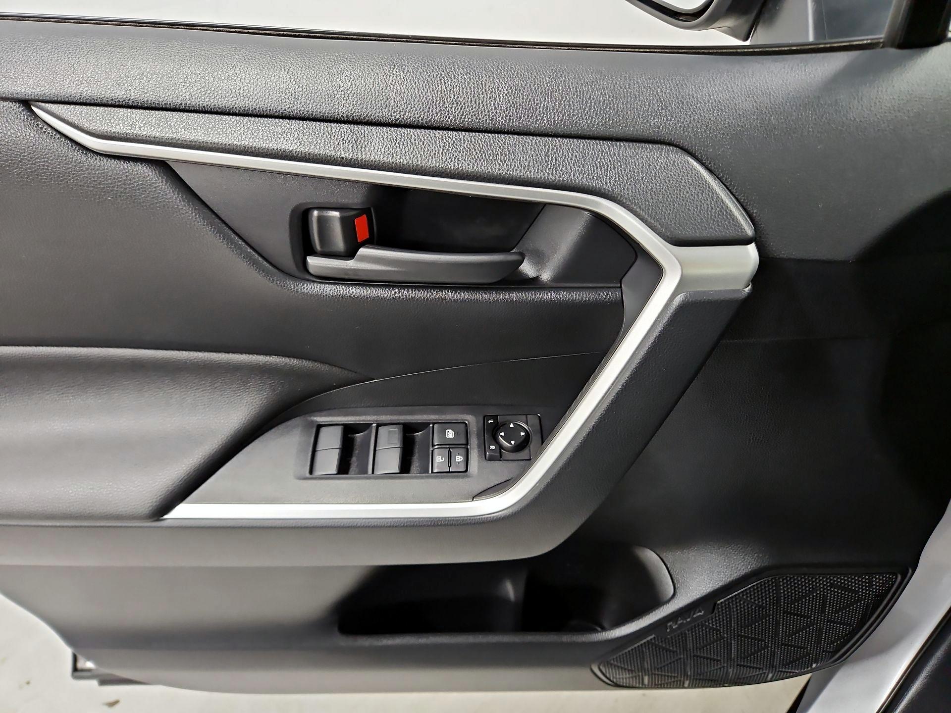 Thumbnail: 2019 Toyota RAV4 - 12