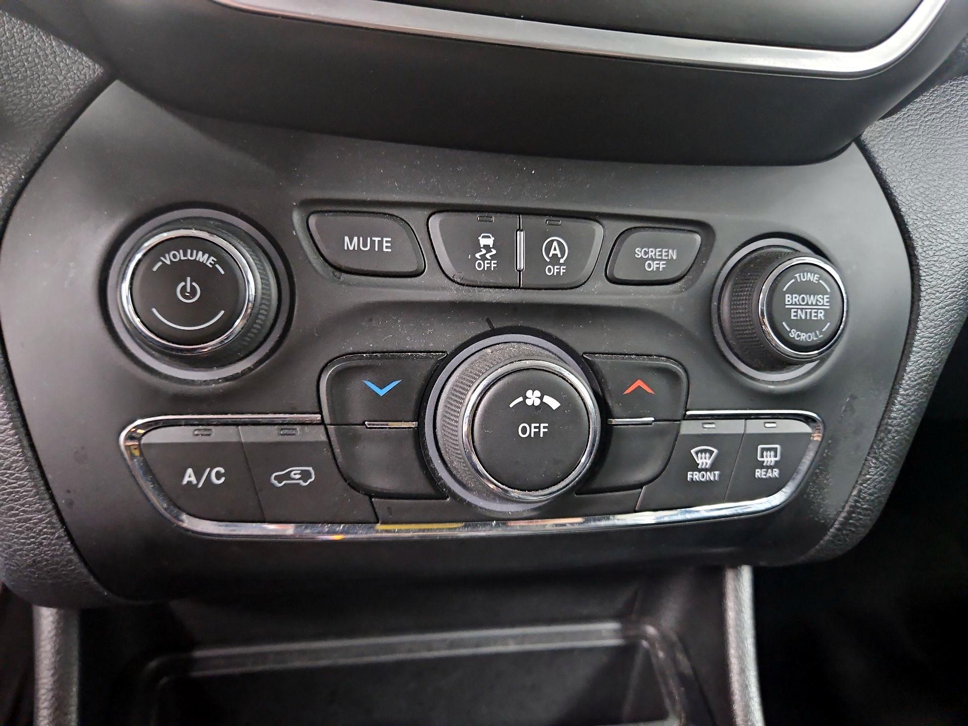 Thumbnail: 2021 Jeep Cherokee - 16