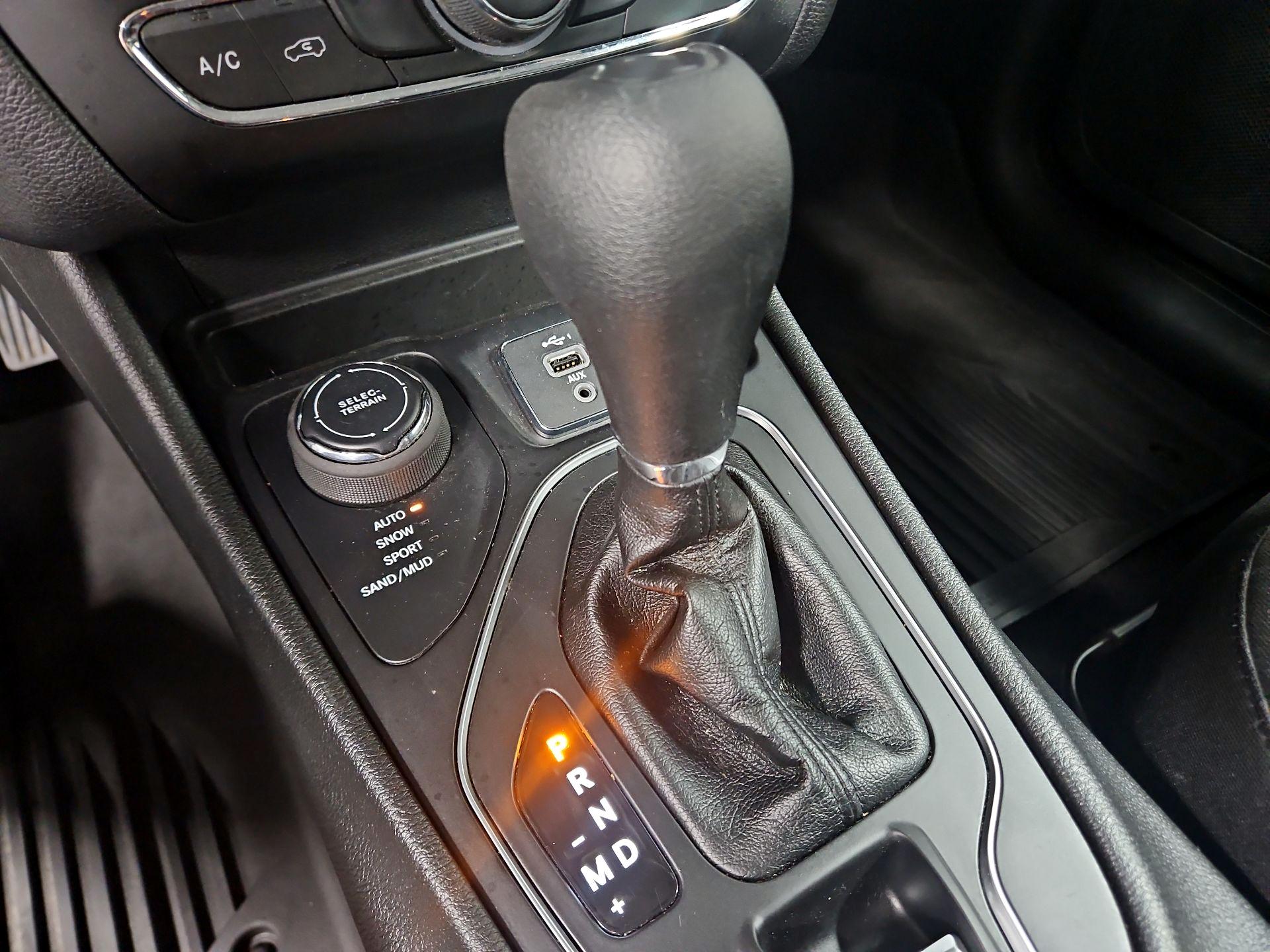 Thumbnail: 2021 Jeep Cherokee - 17