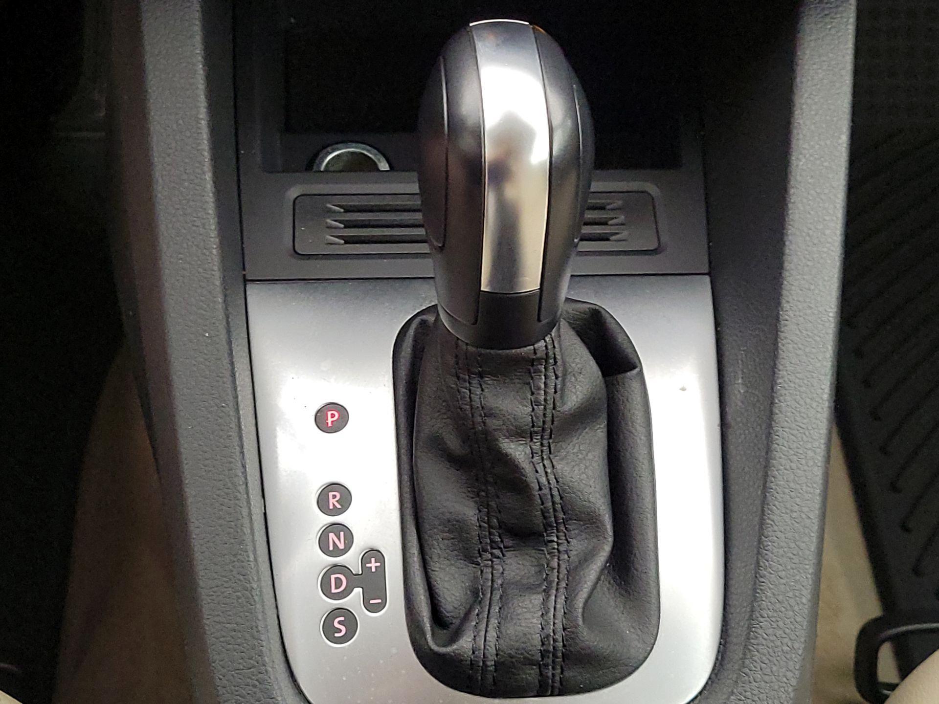 Thumbnail: 2014 Volkswagen Jetta - 16