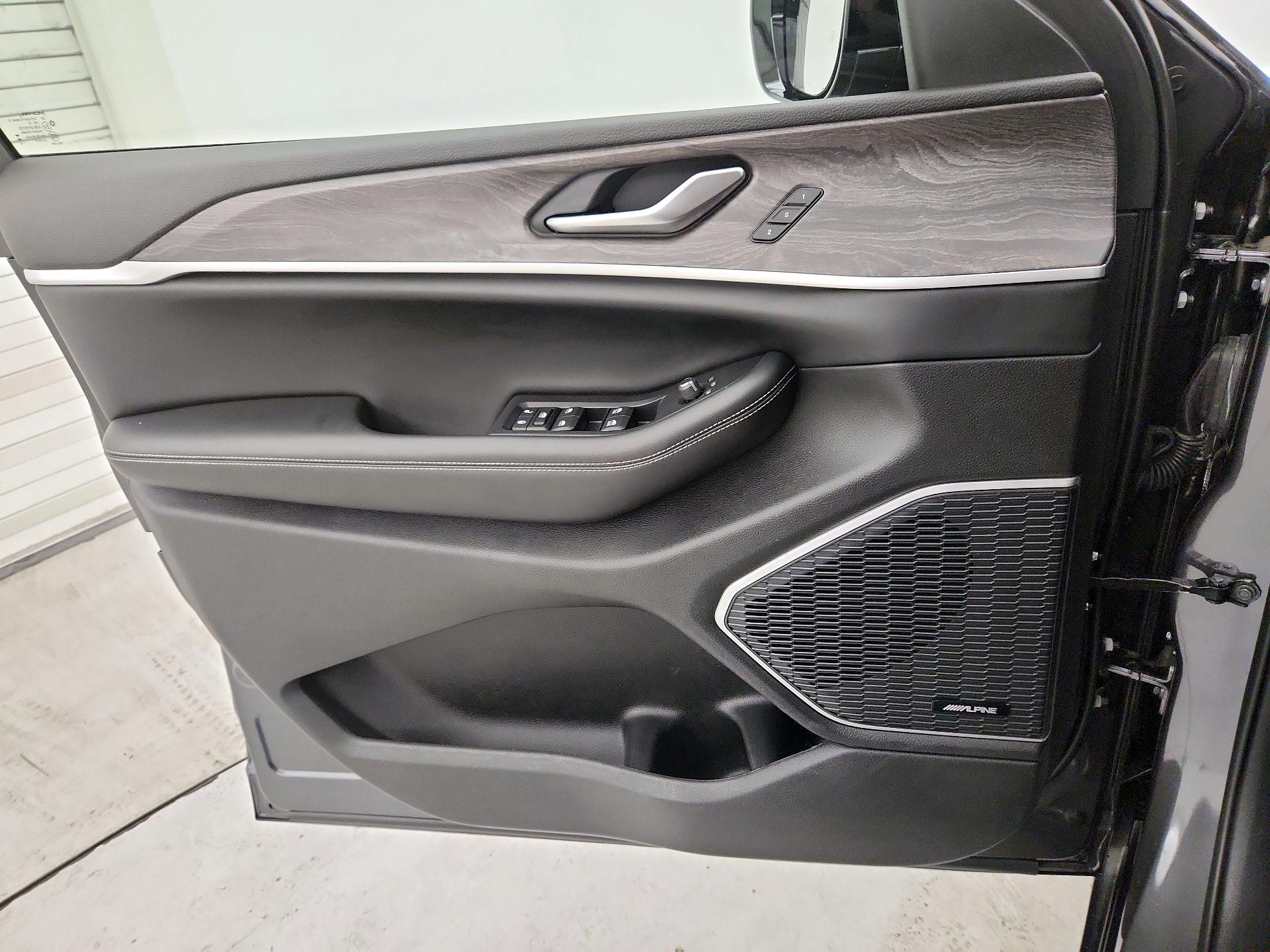 Thumbnail: 2023 Jeep Grand Cherokee - 12