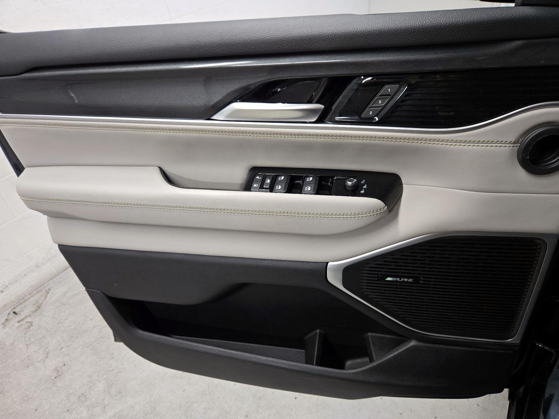 Thumbnail: 2023 Jeep Wagoneer - 12