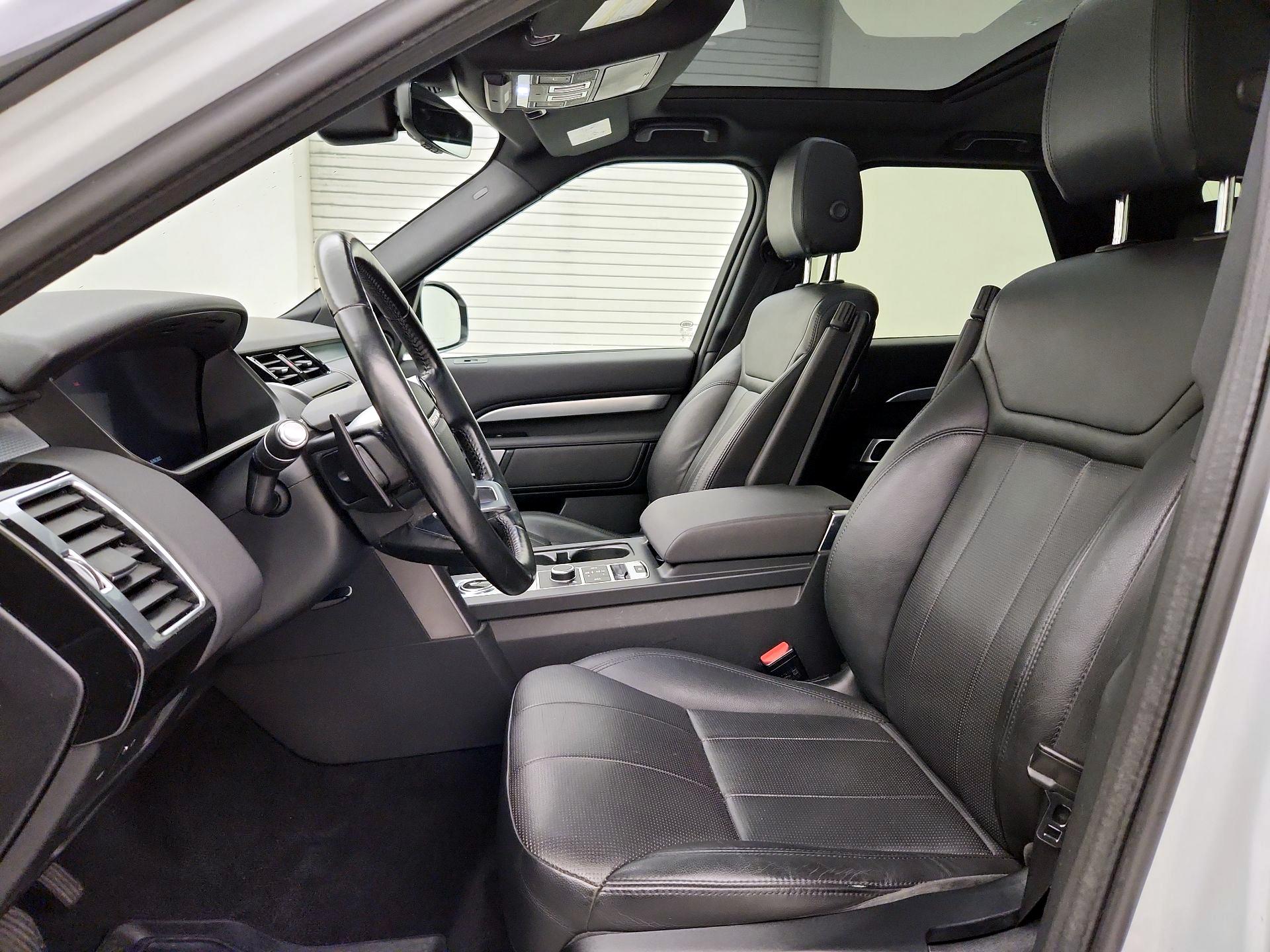 Thumbnail: 2020 Land Rover Discovery - 11