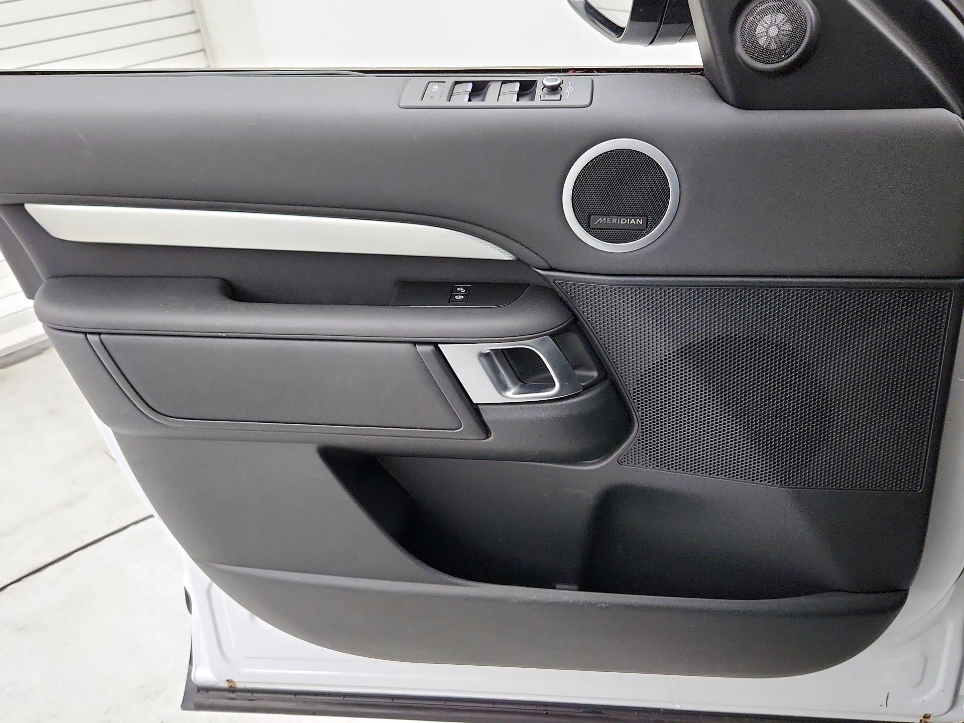 Thumbnail: 2020 Land Rover Discovery - 12