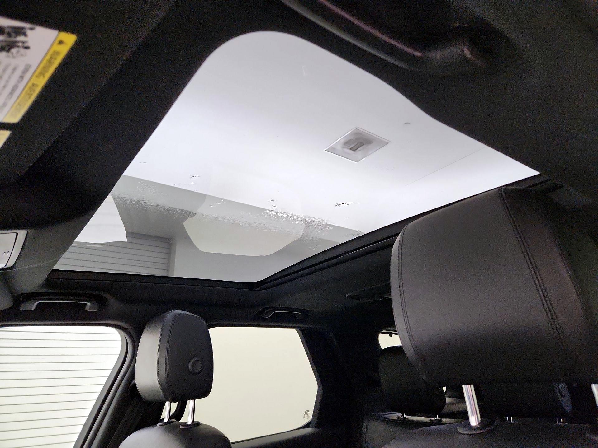 Thumbnail: 2020 Land Rover Discovery - 19