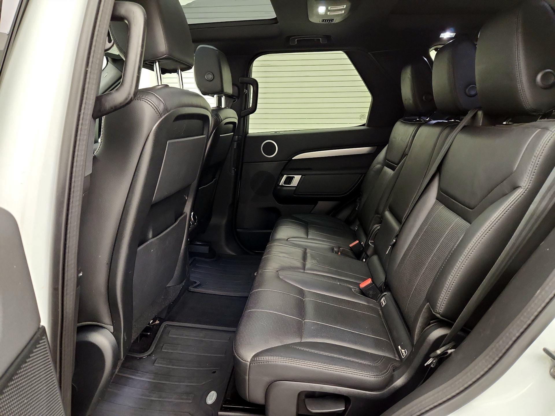 Thumbnail: 2020 Land Rover Discovery - 20
