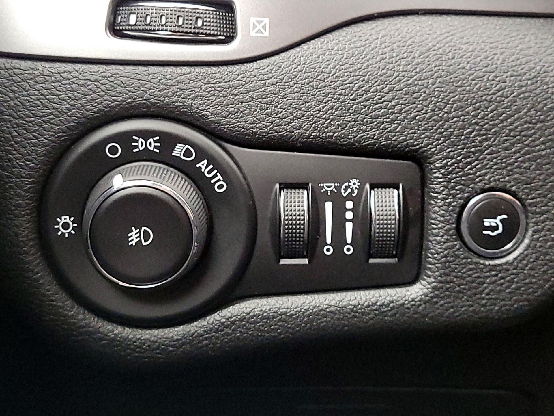 Thumbnail: 2019 Jeep Cherokee - 13