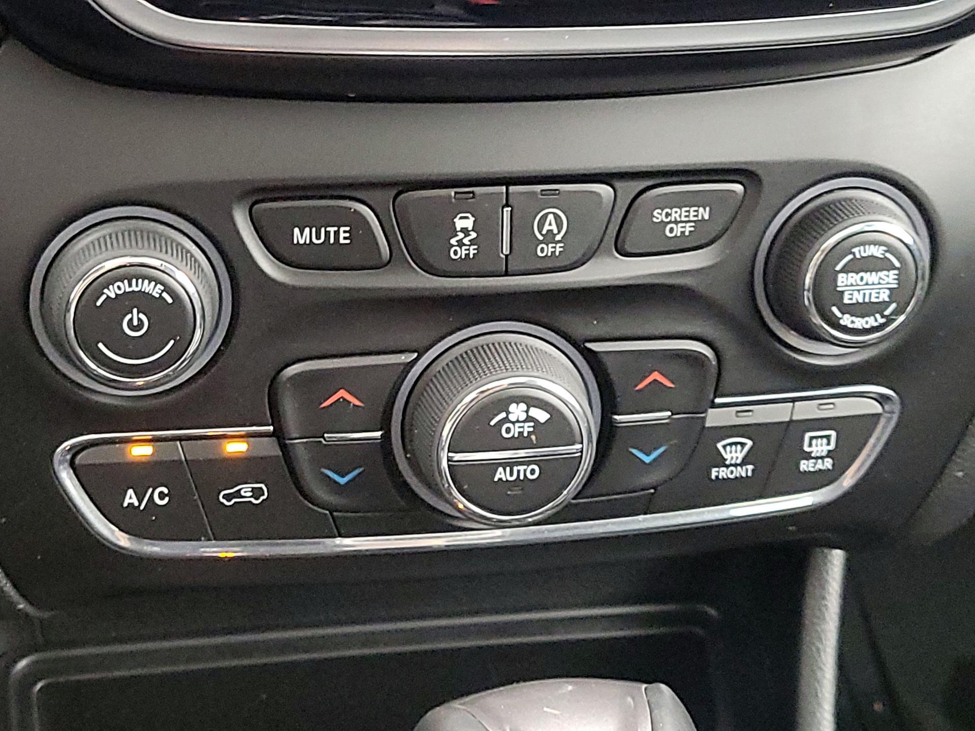 Thumbnail: 2019 Jeep Cherokee - 17