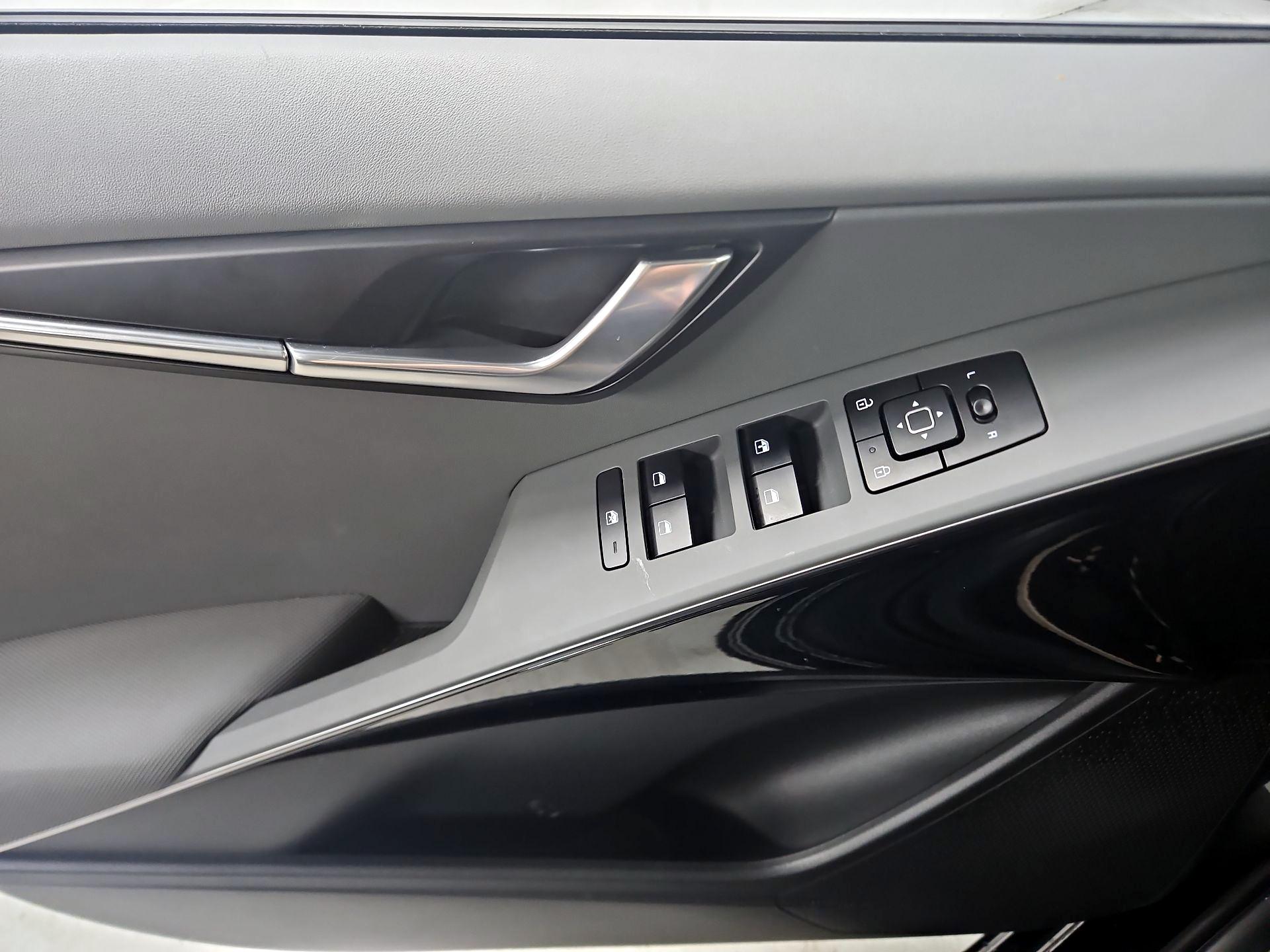 Thumbnail: 2023 Kia Niro - 12