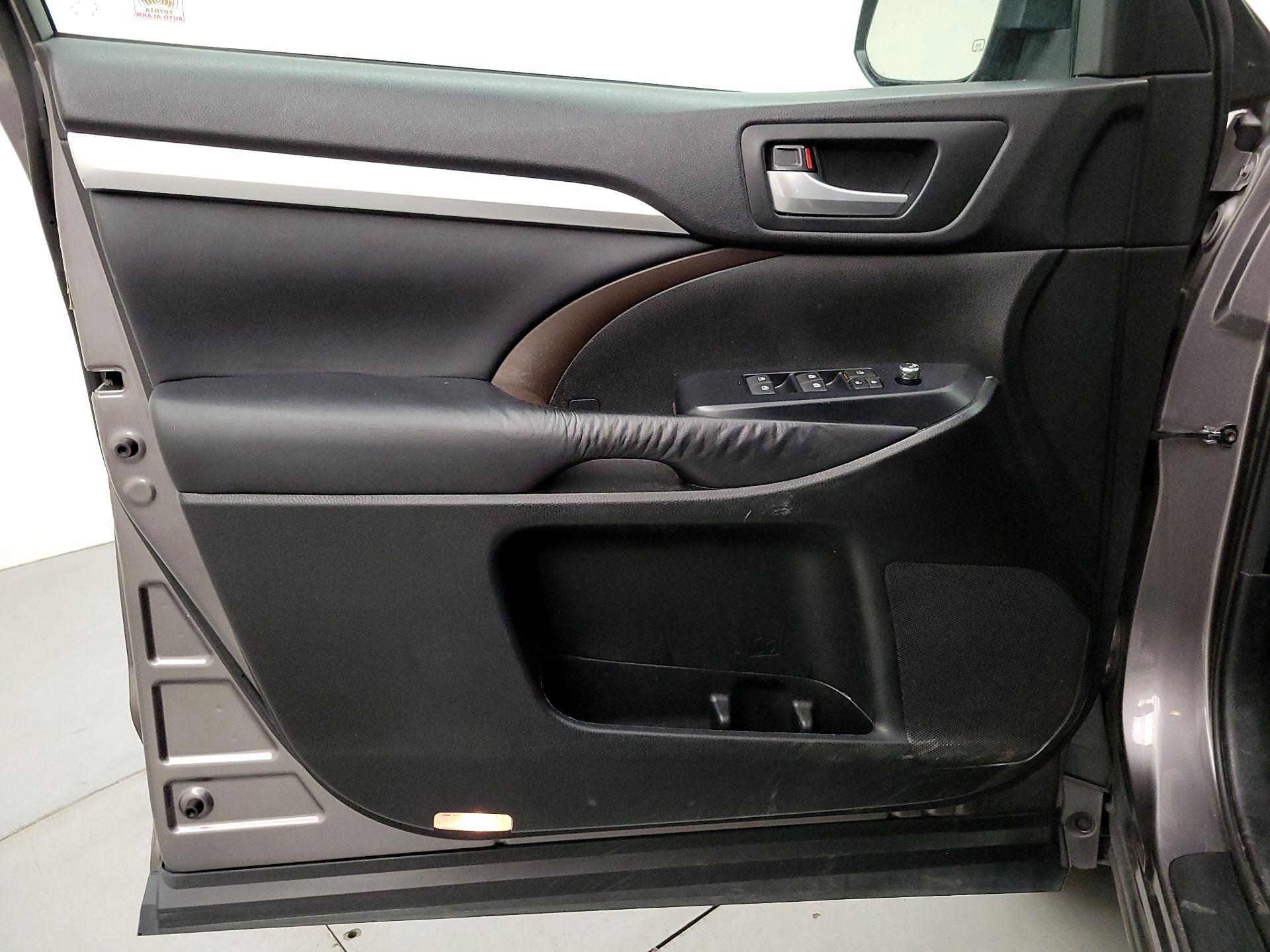 Thumbnail: 2015 Toyota Highlander - 12