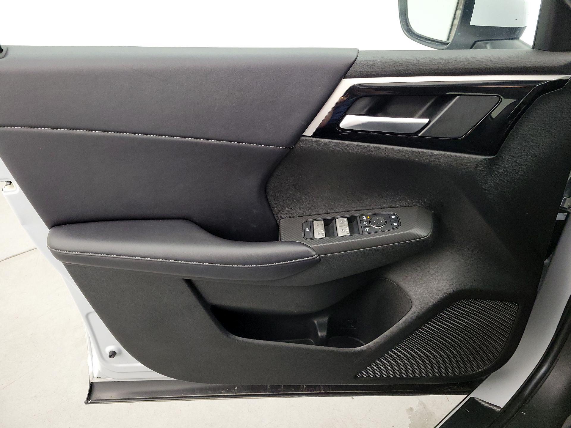 Thumbnail: 2024 Mitsubishi Outlander - 12