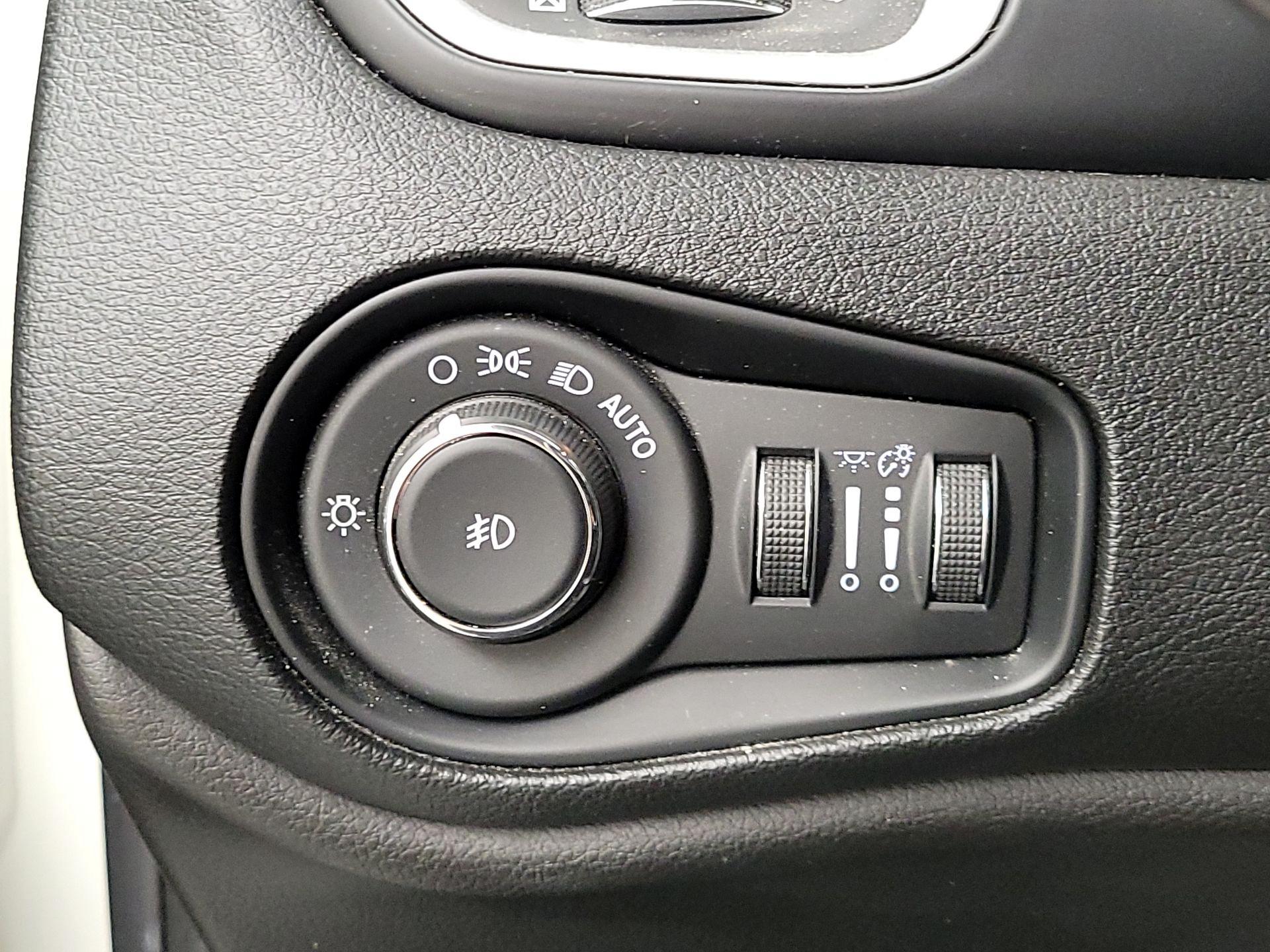Thumbnail: 2018 Jeep Renegade - 13