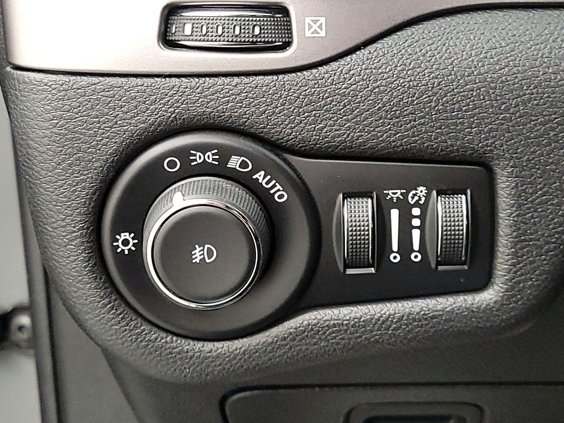 Thumbnail: 2019 Jeep Cherokee - 13