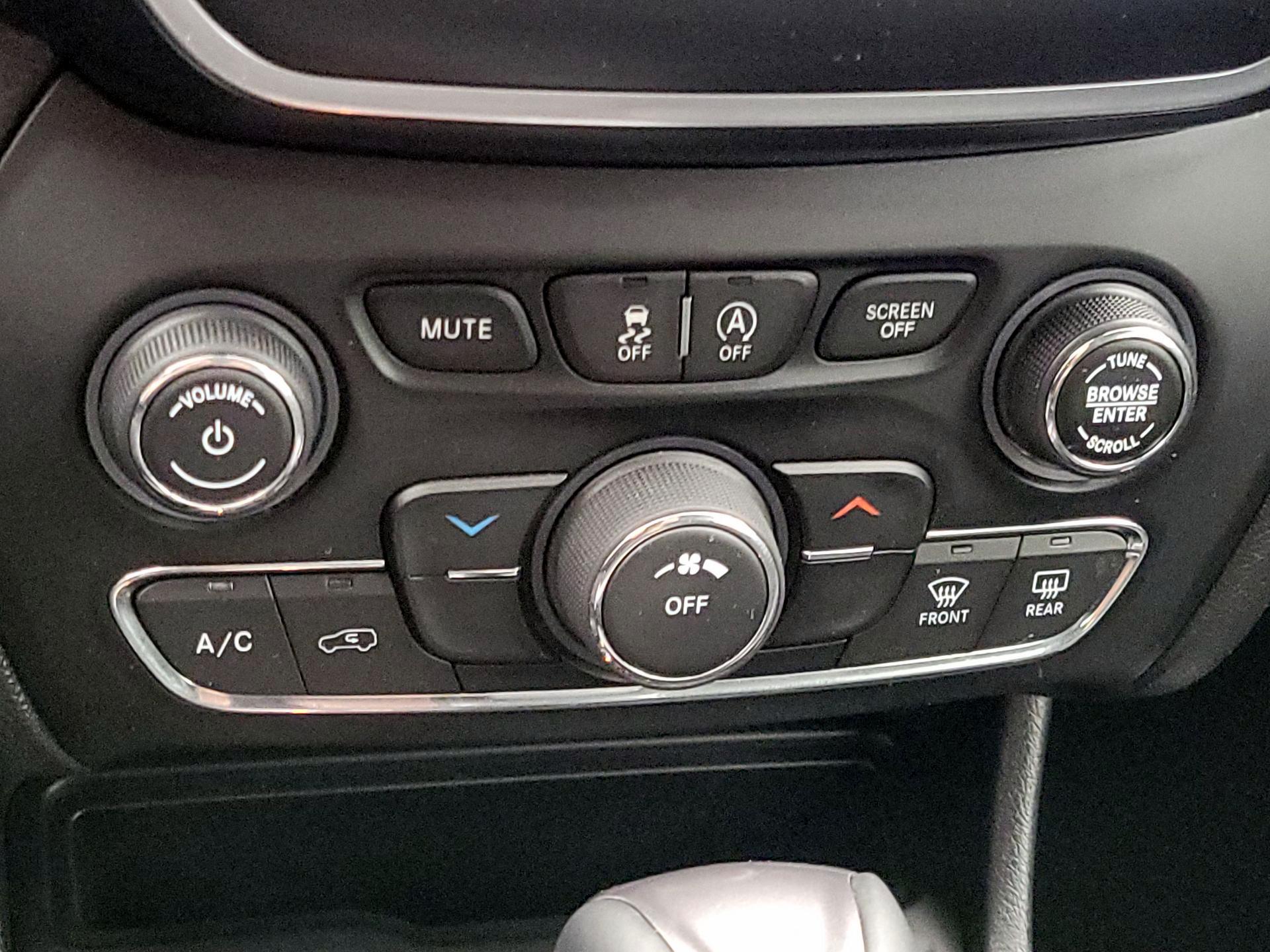 Thumbnail: 2019 Jeep Cherokee - 16
