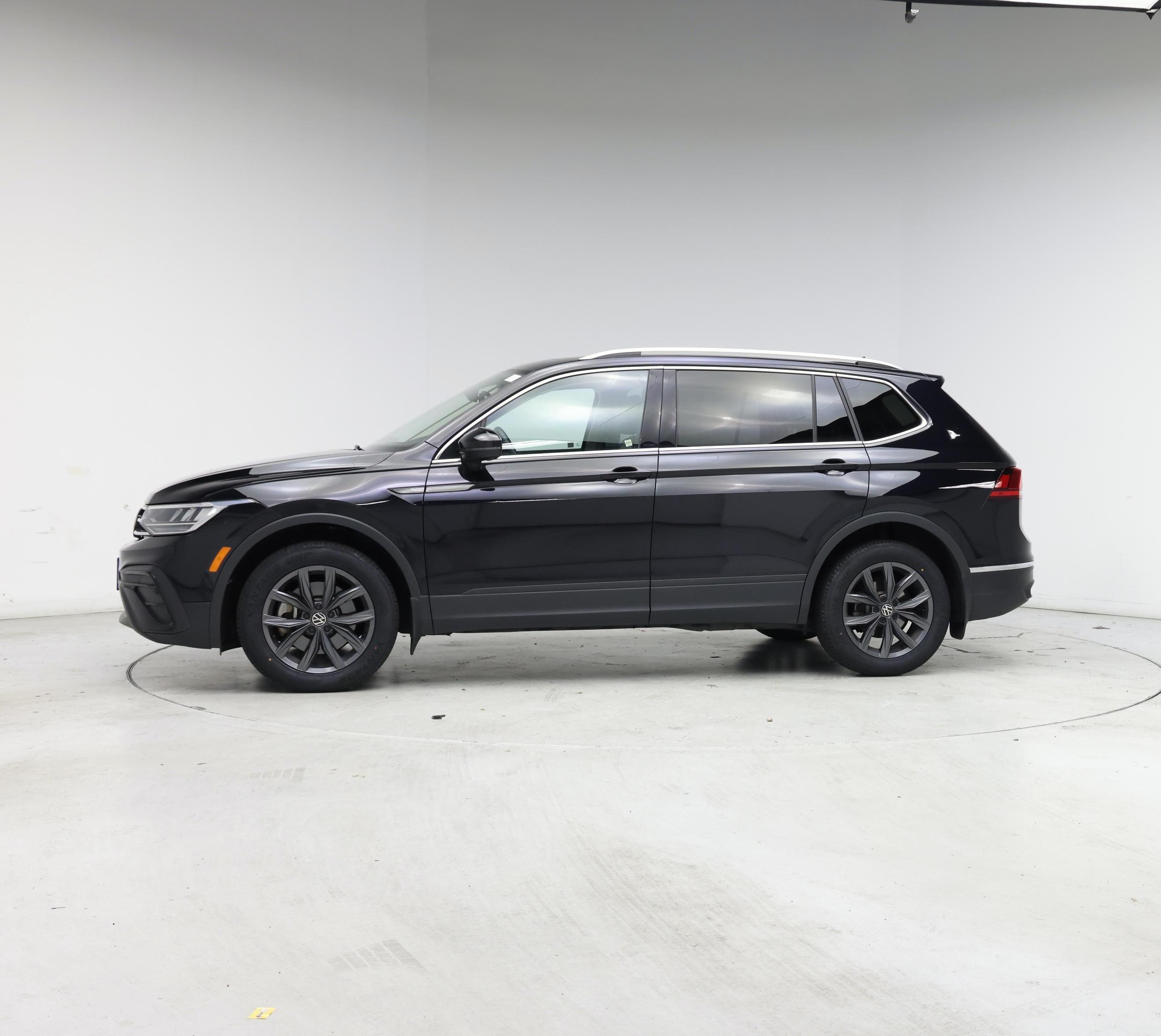 Thumbnail: 2022 Volkswagen Tiguan - 3