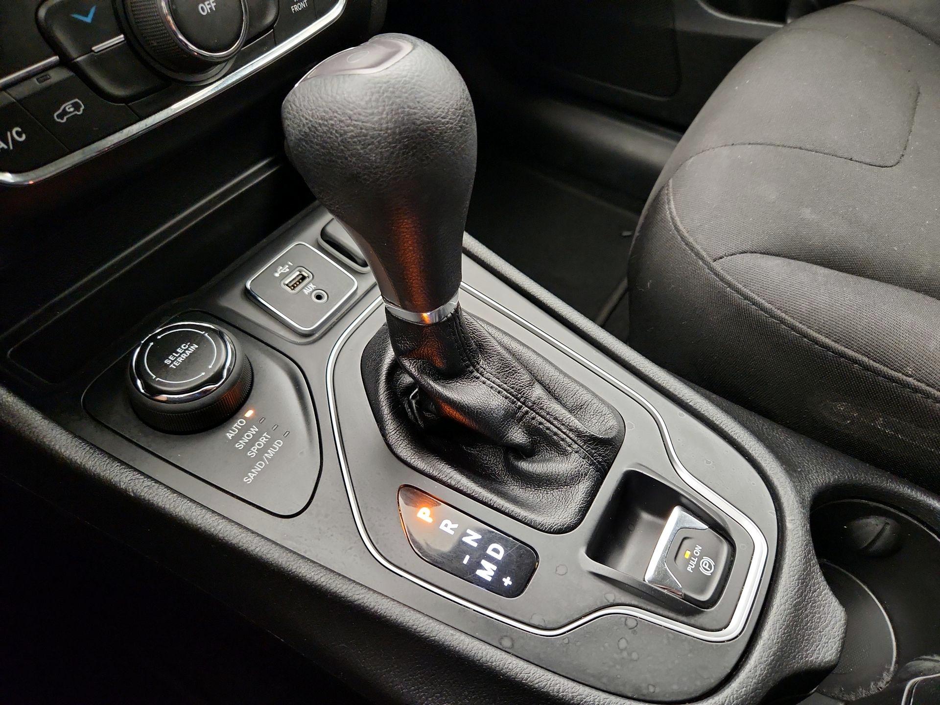 Thumbnail: 2020 Jeep Cherokee - 17