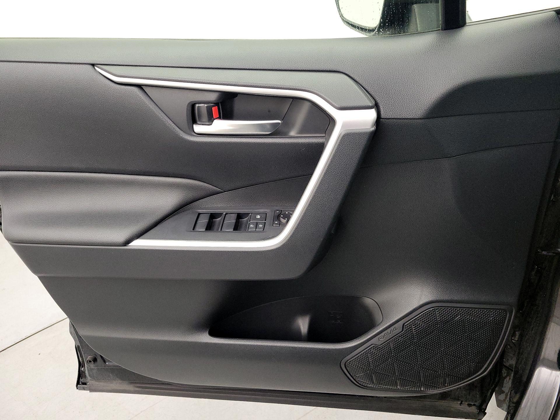 Thumbnail: 2019 Toyota RAV4 - 12