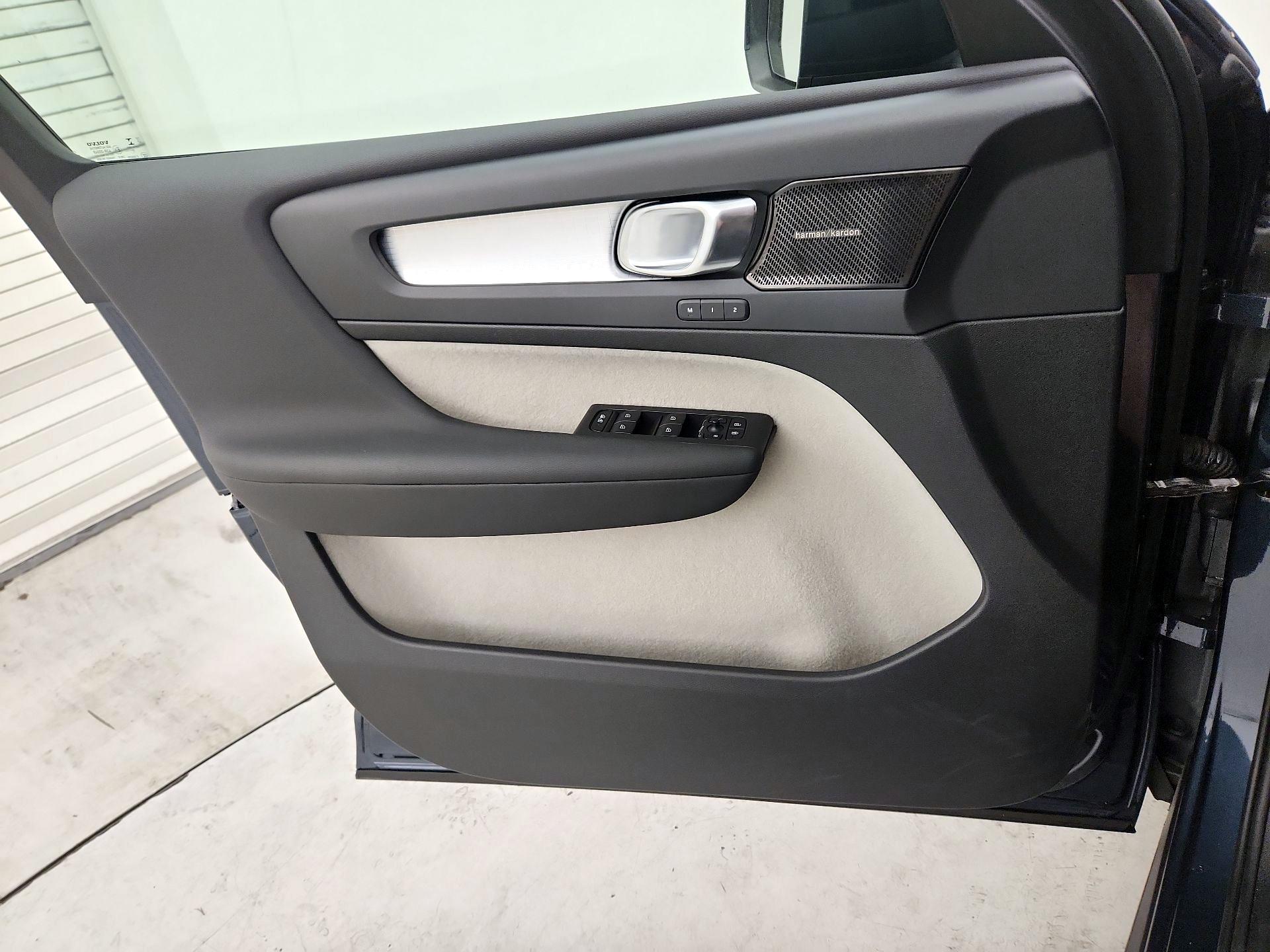 Thumbnail: 2021 Volvo XC40 - 12