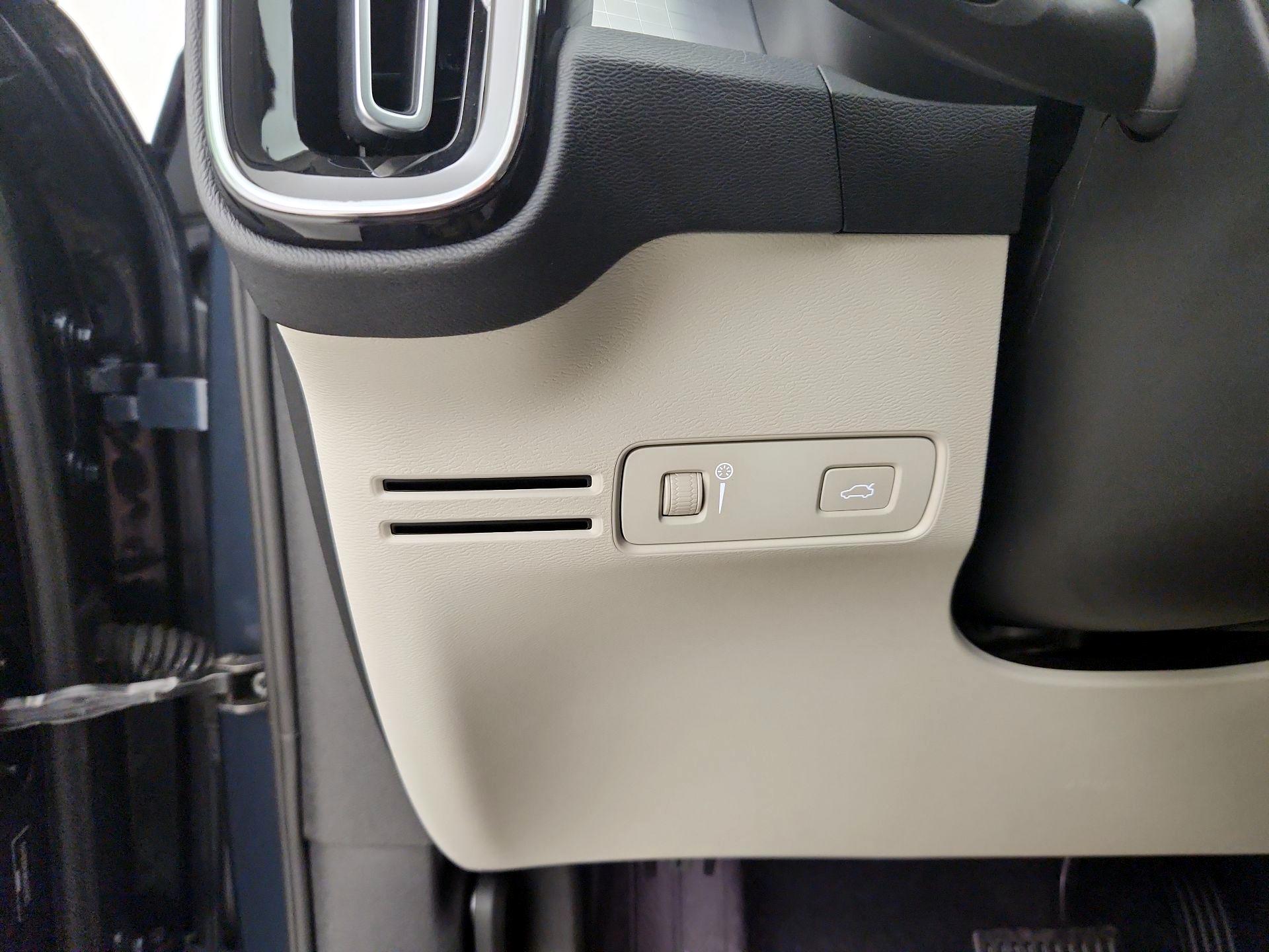 Thumbnail: 2021 Volvo XC40 - 13