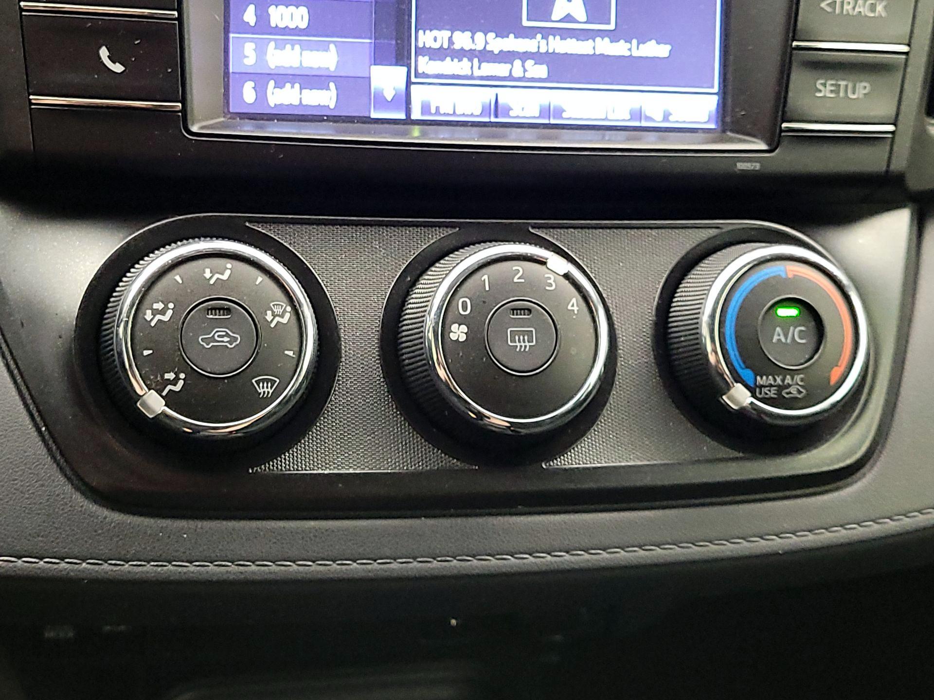 Thumbnail: 2016 Toyota RAV4 - 16