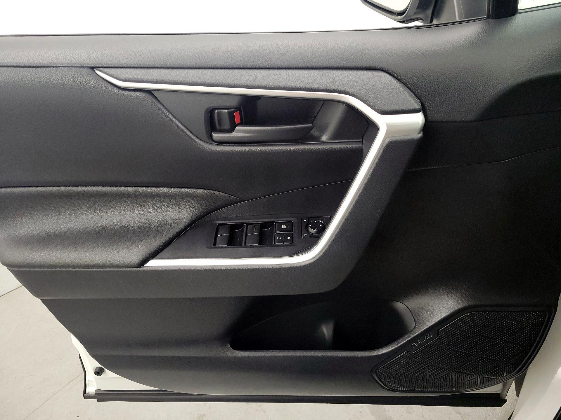 Thumbnail: 2019 Toyota RAV4 - 12
