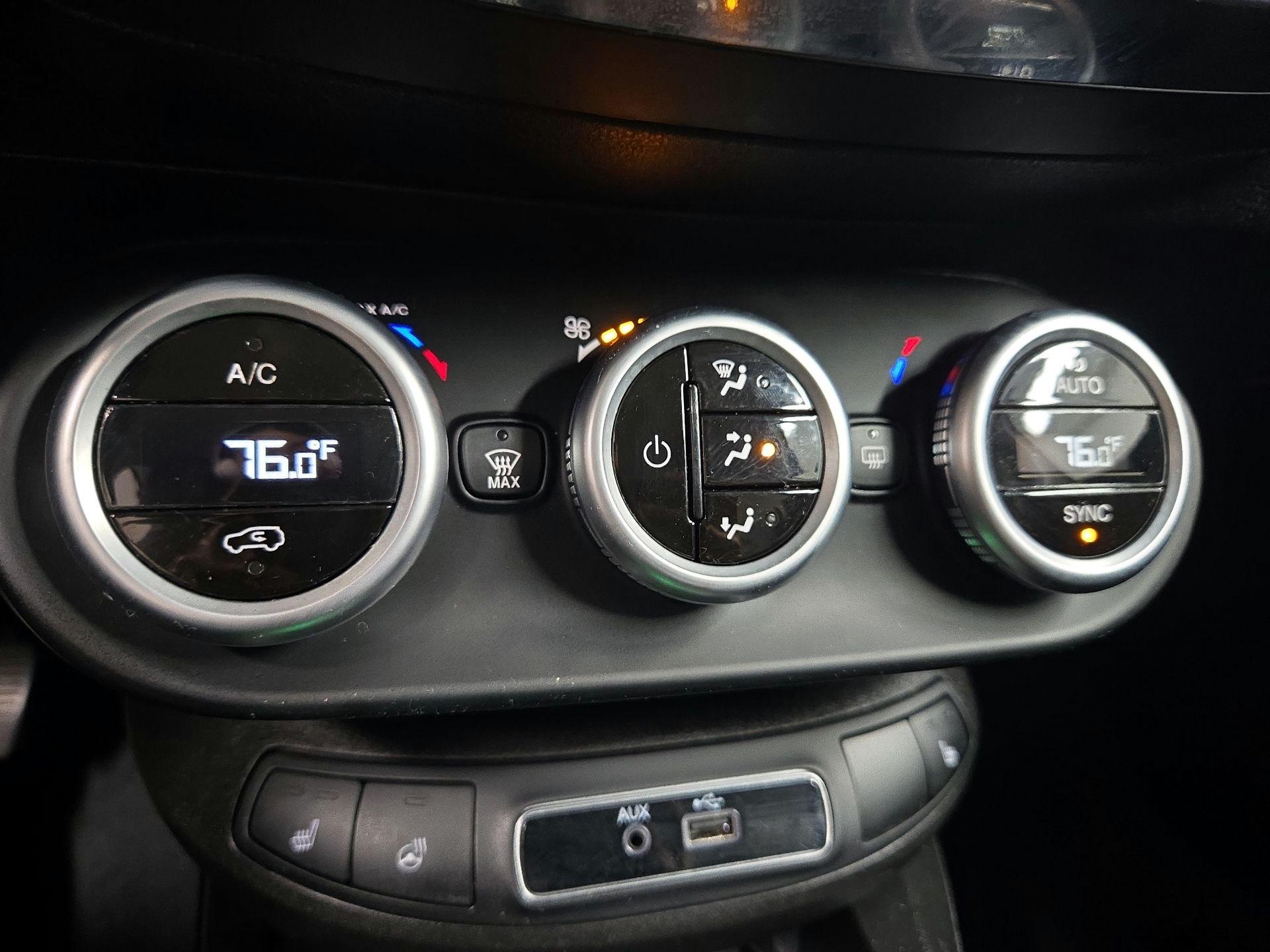 Thumbnail: 2016 Fiat 500X - 16