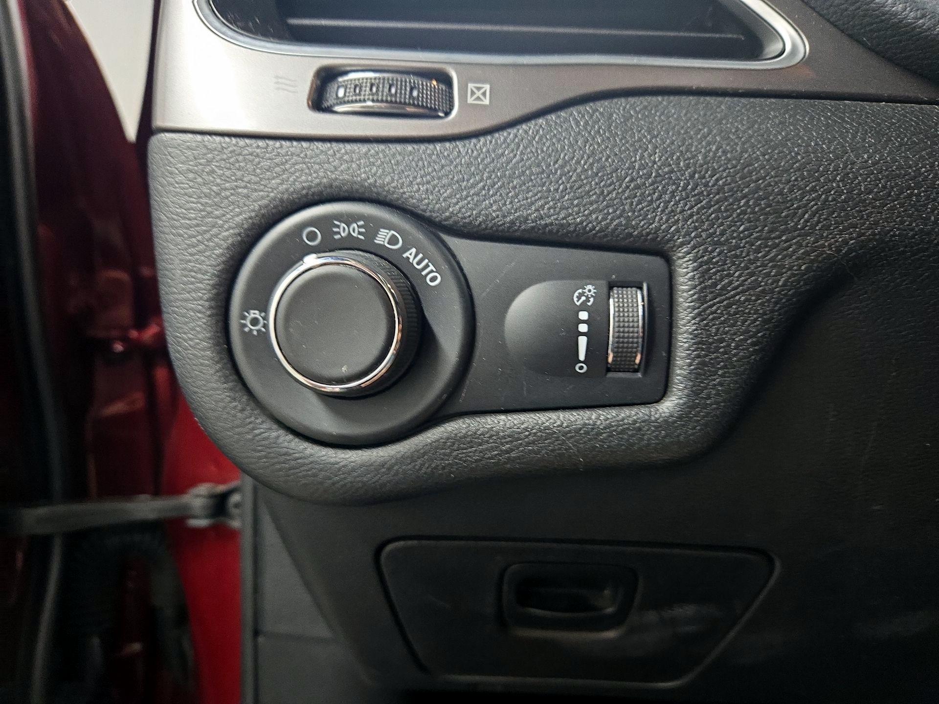Thumbnail: 2021 Jeep Cherokee - 13