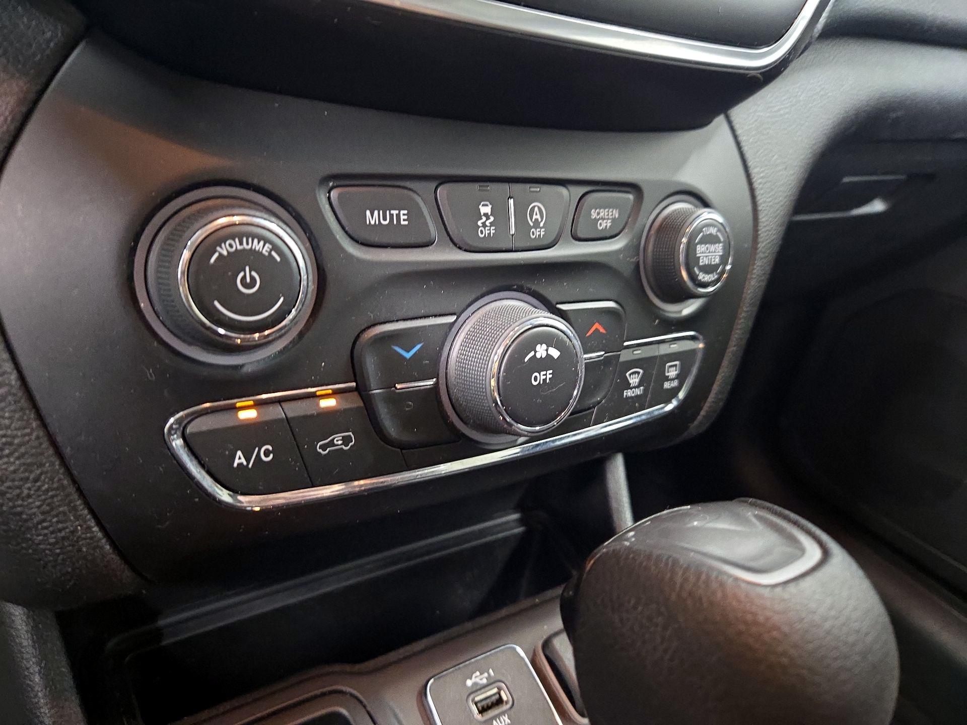 Thumbnail: 2021 Jeep Cherokee - 16