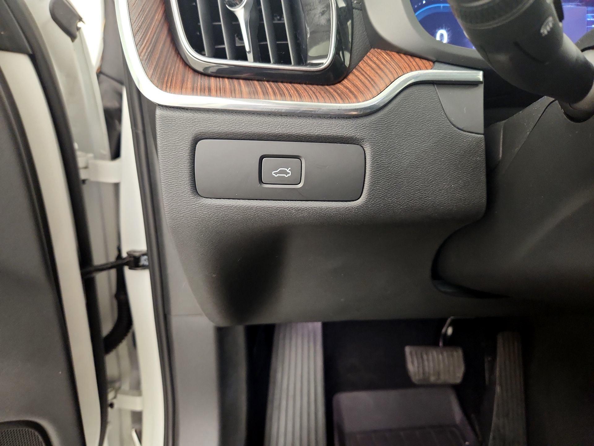 Thumbnail: 2023 Volvo XC60 - 13