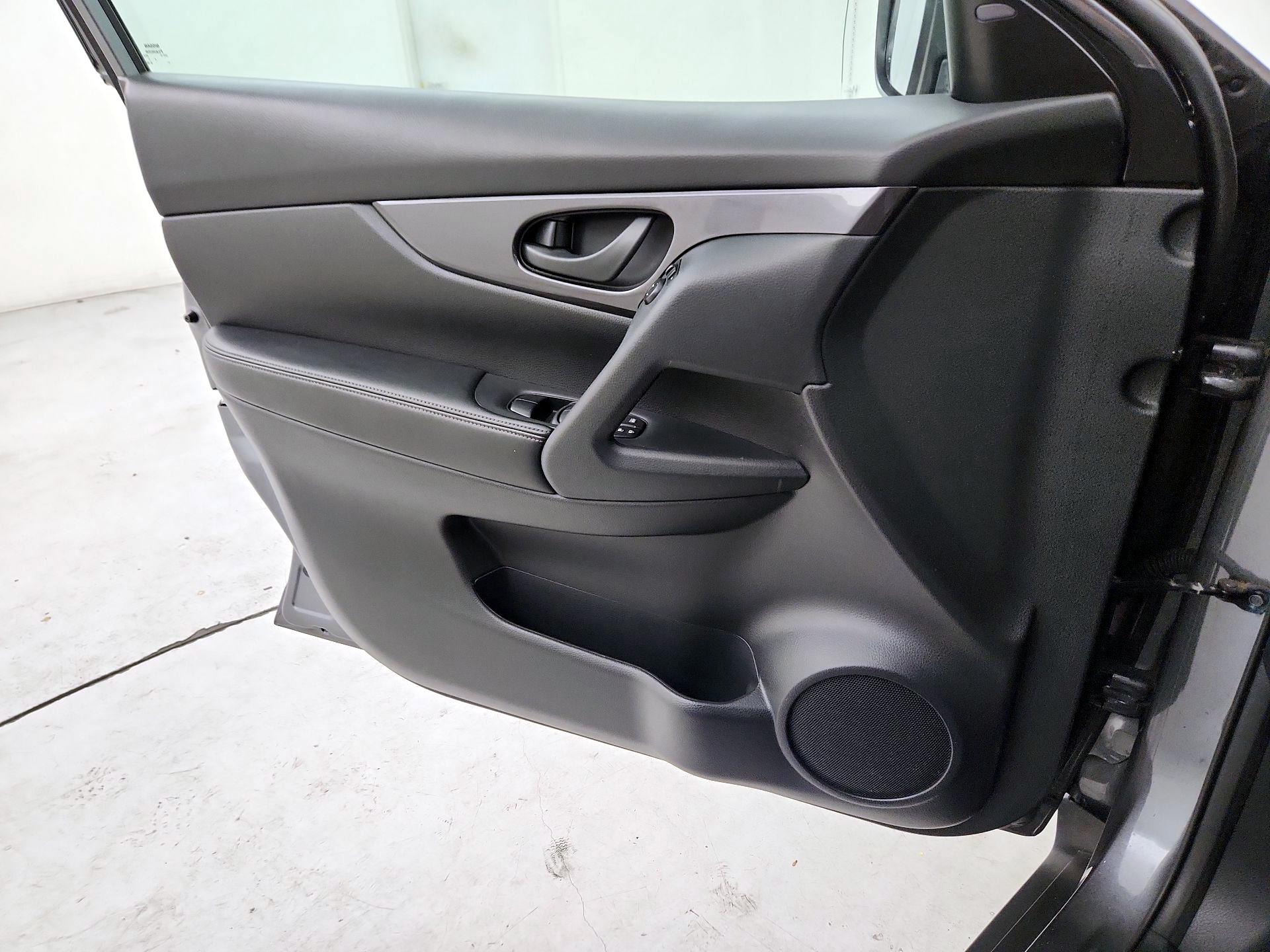 Thumbnail: 2020 Nissan Rogue - 12