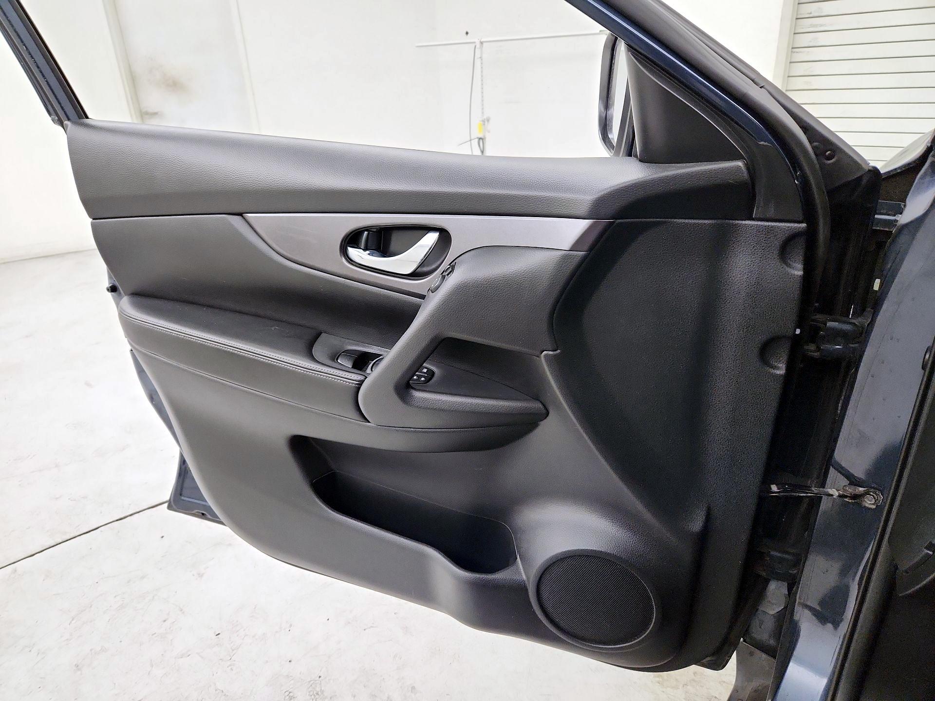 Thumbnail: 2016 Nissan Rogue - 12