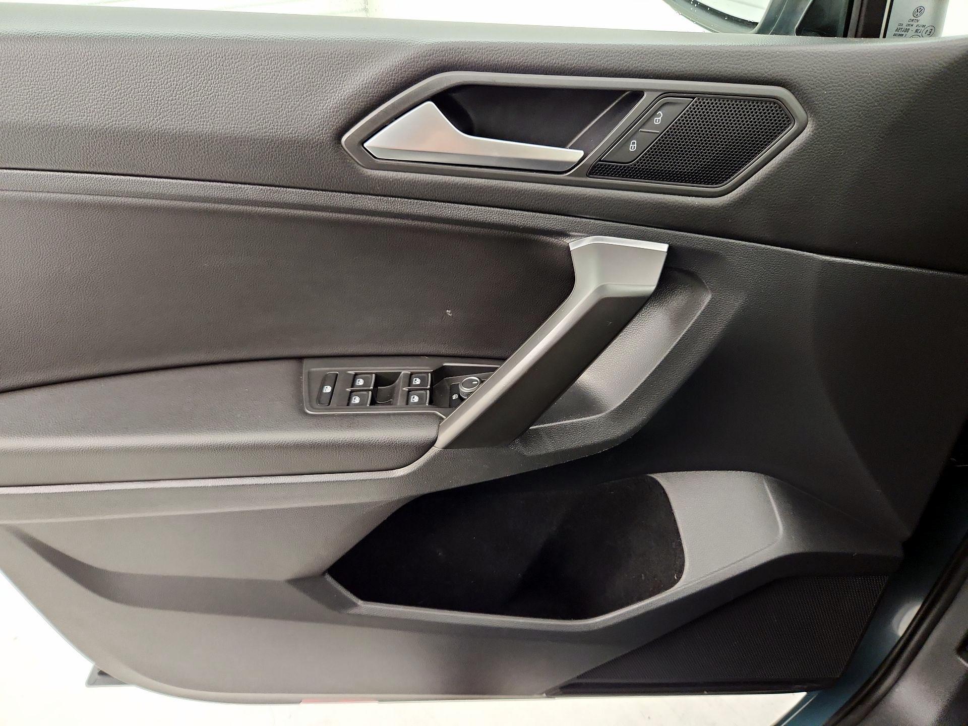 Thumbnail: 2021 Volkswagen Tiguan - 12