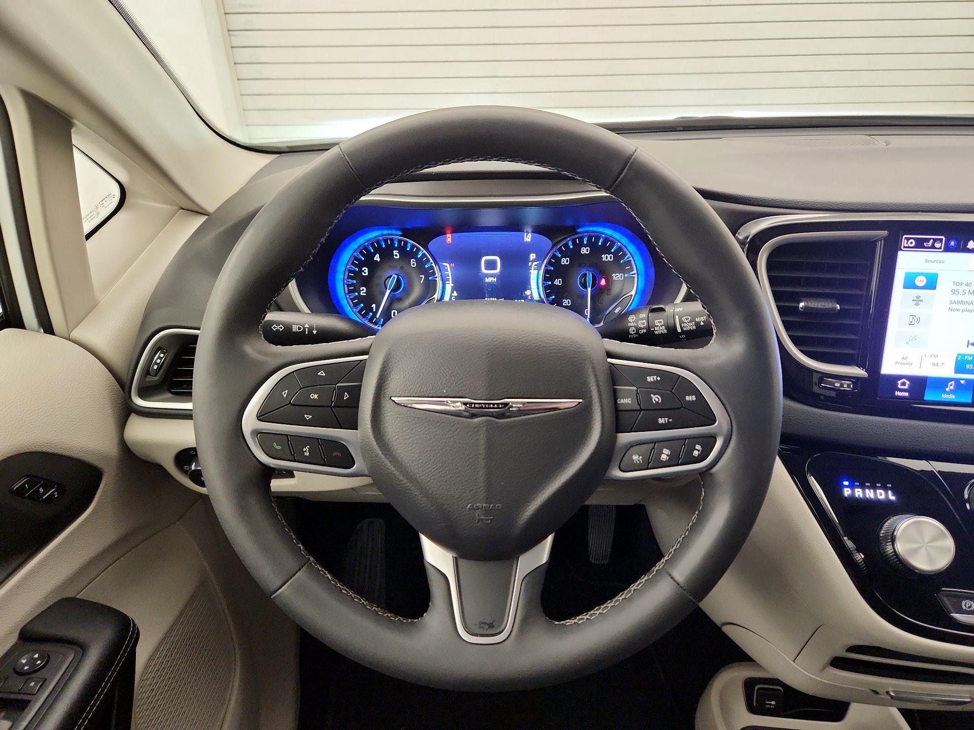 Thumbnail: 2023 Chrysler Pacifica - 10