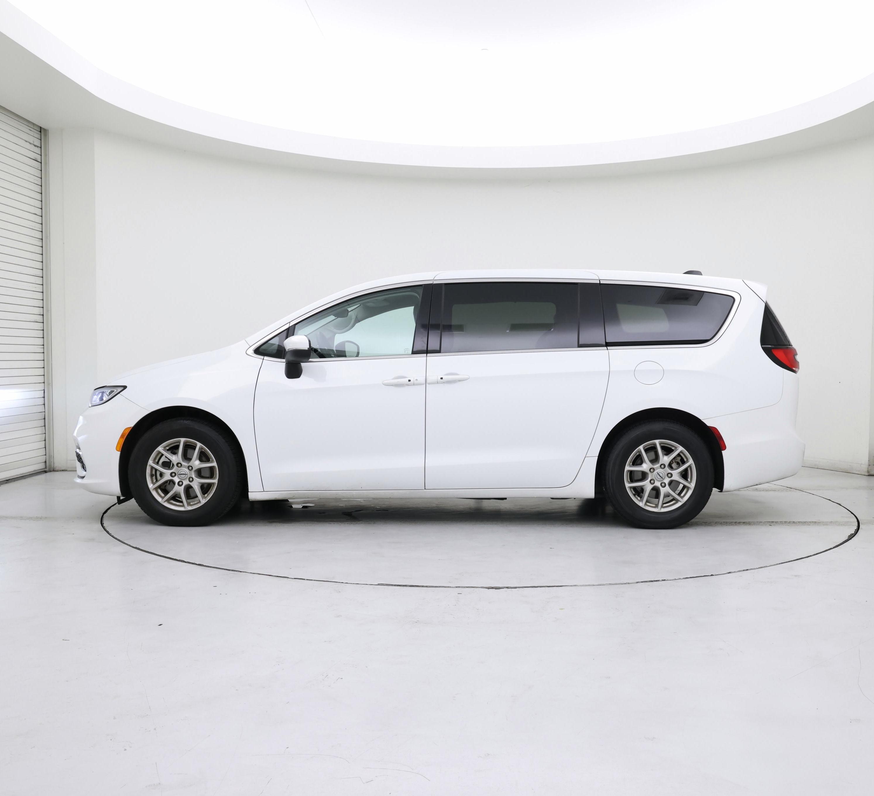 Thumbnail: 2023 Chrysler Pacifica - 3